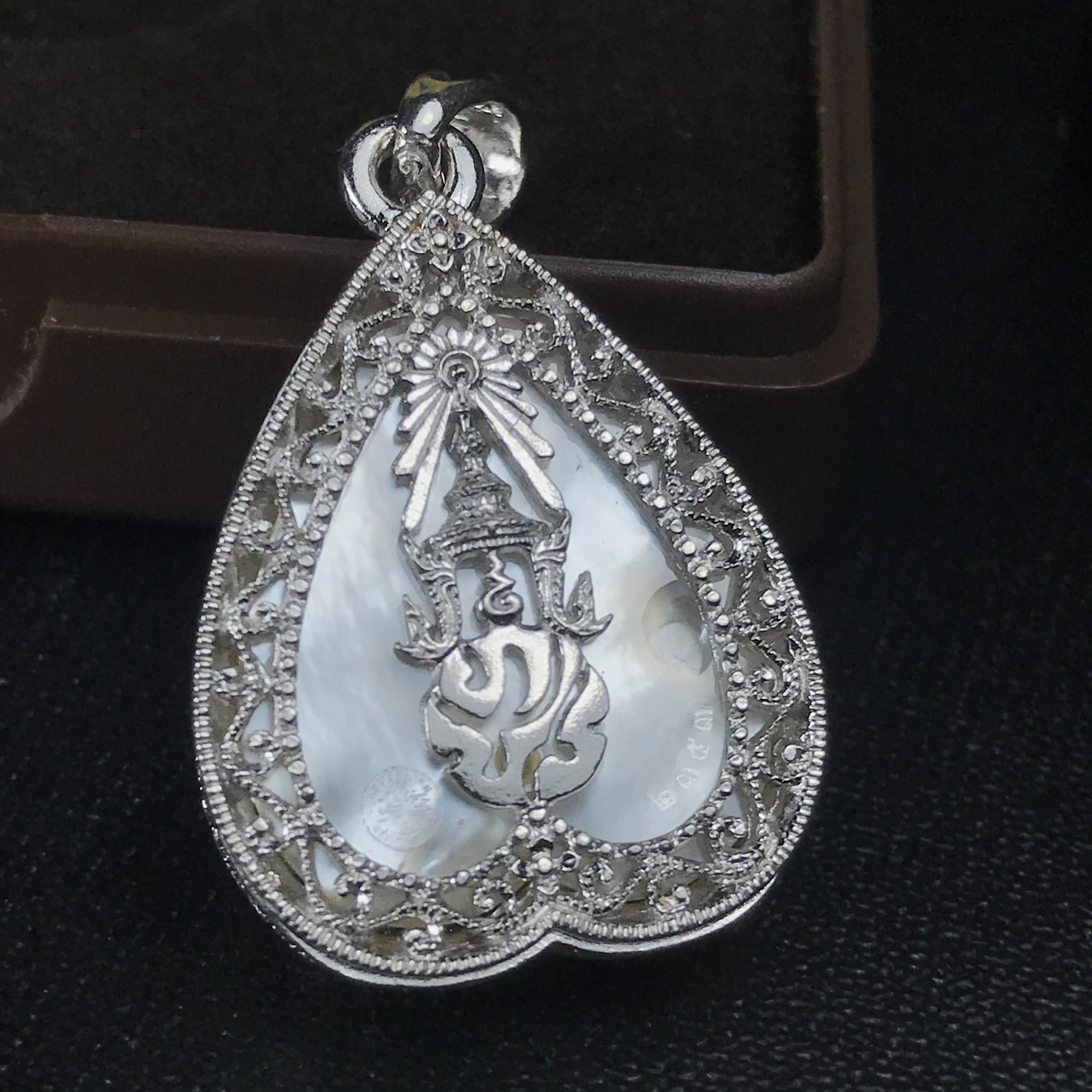 พระพุทธชินราช ภปร. โครงการ "เพราะแผ่นดินนี้ คือ แผ่นดินเกิด" ปี2548(รุ่นแรก) เหรียญทรงใบโพธิ์ ขนาด 21 x 29 มม. เนื้อเงินสามกษัตริย์ องค์พระชุบสามกษัตริย์ ล้อมด้วยกรอบเงินชุบทองคำขาวสลักเสลาเป็นลวดลายละเอียดอ่อน ส่วนพื้นองค์พระเป็นเปลือกหอยมุข