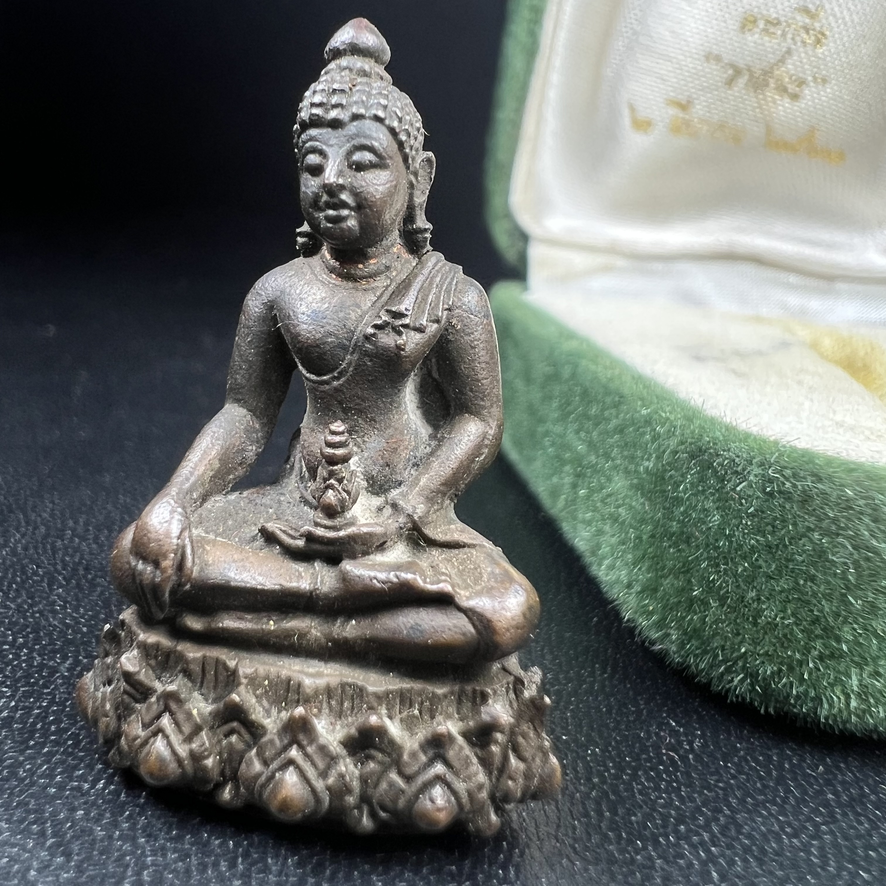 พระกริ่งวาสนา 80 พรรษา สมเด็จพระสังฆราช (วาสน์) วัดราชบพิธฯ ปี2521 เนื้อนวโลหะ(ตอกโค๊ตพระปิดตา) โดยมีหลวงปู่โต๊ะ วัดประดู่ฉิมพลีร่วมปลุกเสก พร้อมกล่องบรรจุเดิม(หายาก)