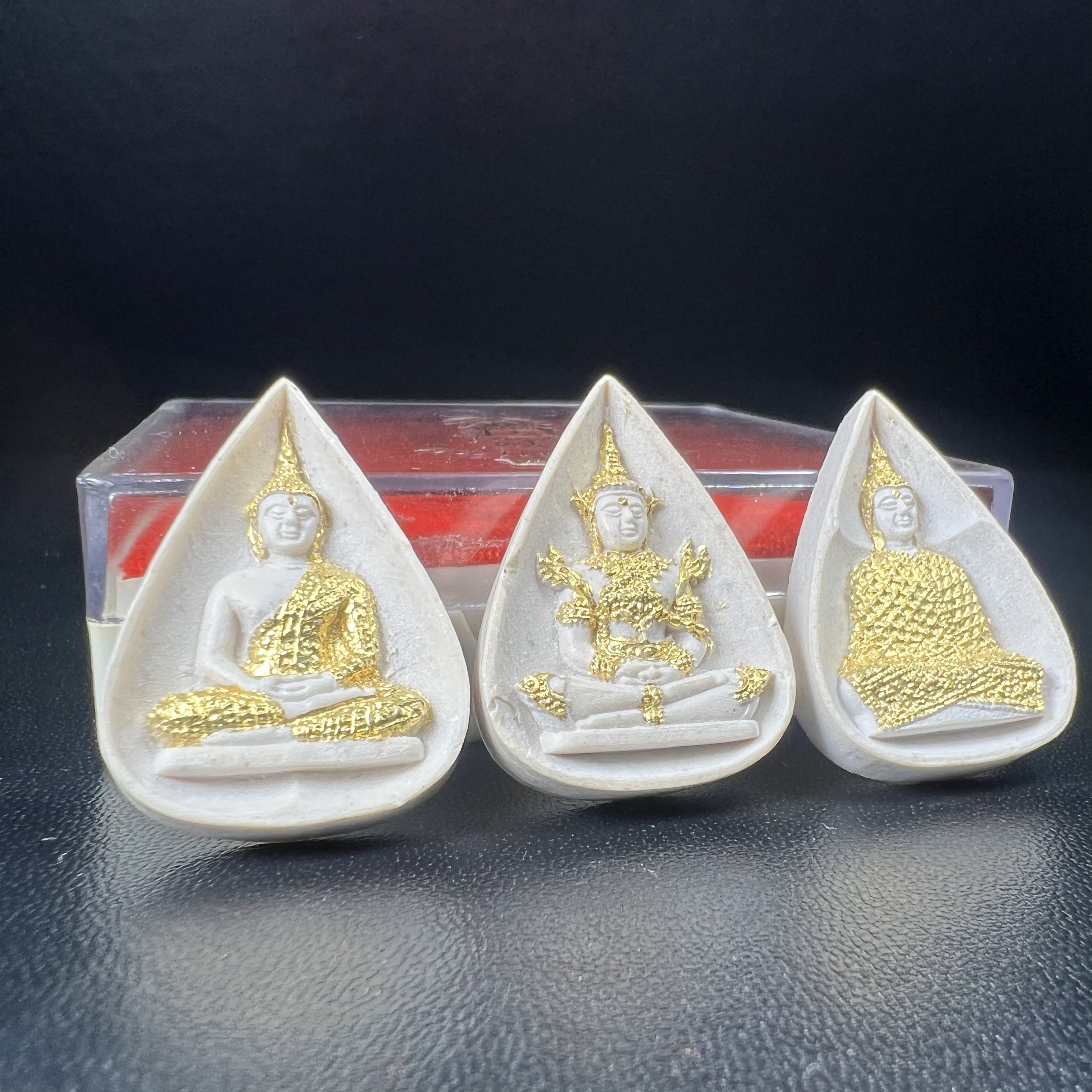 พระแก้วมรกต หลัง ภปร. เนื้อผง ปี2530 พระดี พิธีใหญ่ ประกอบพิธีพุทธาภิเษกพร้อมกับพิธีพระกริ่งปวเรศ ปี2530 วัดบวรนิเวศและวัดพระแก้ว(ครบชุดสามฤดูกล่องเดิมครบ)หายาก