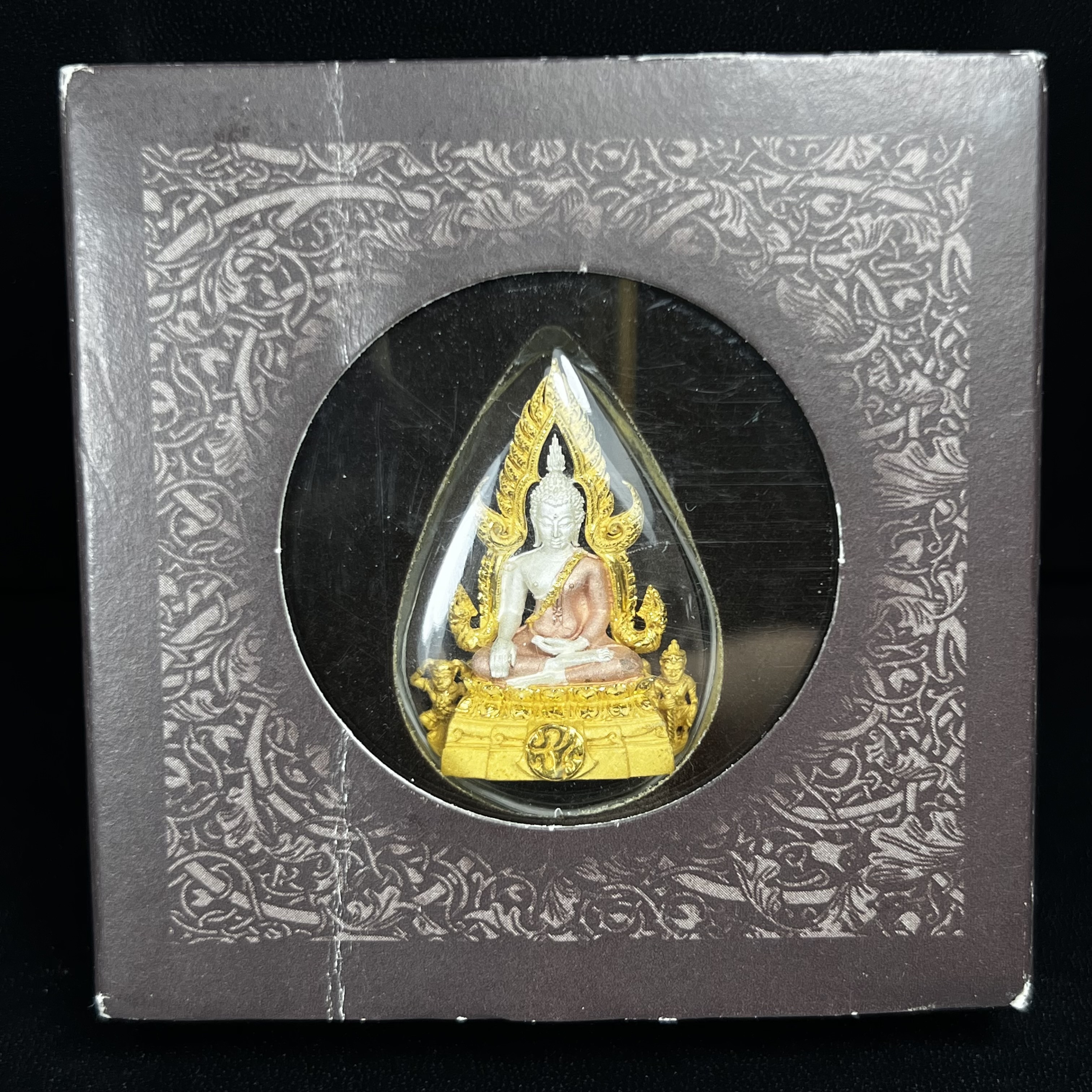 พระพุทธชินราช ภปร. โครงการ "เพราะแผ่นดินนี้ คือ แผ่นดินเกิด" ปี 2548(รุ่นแรก) ลอยองค์เนื้อเงินสามกษัตริย์ หน้าตัก 1/2 นิ้ว (ขนาด 3.5 x 2.5 ซม.) พุทธศิลป์งดงามทรงคุณค่า รุ่นยอดนิยม