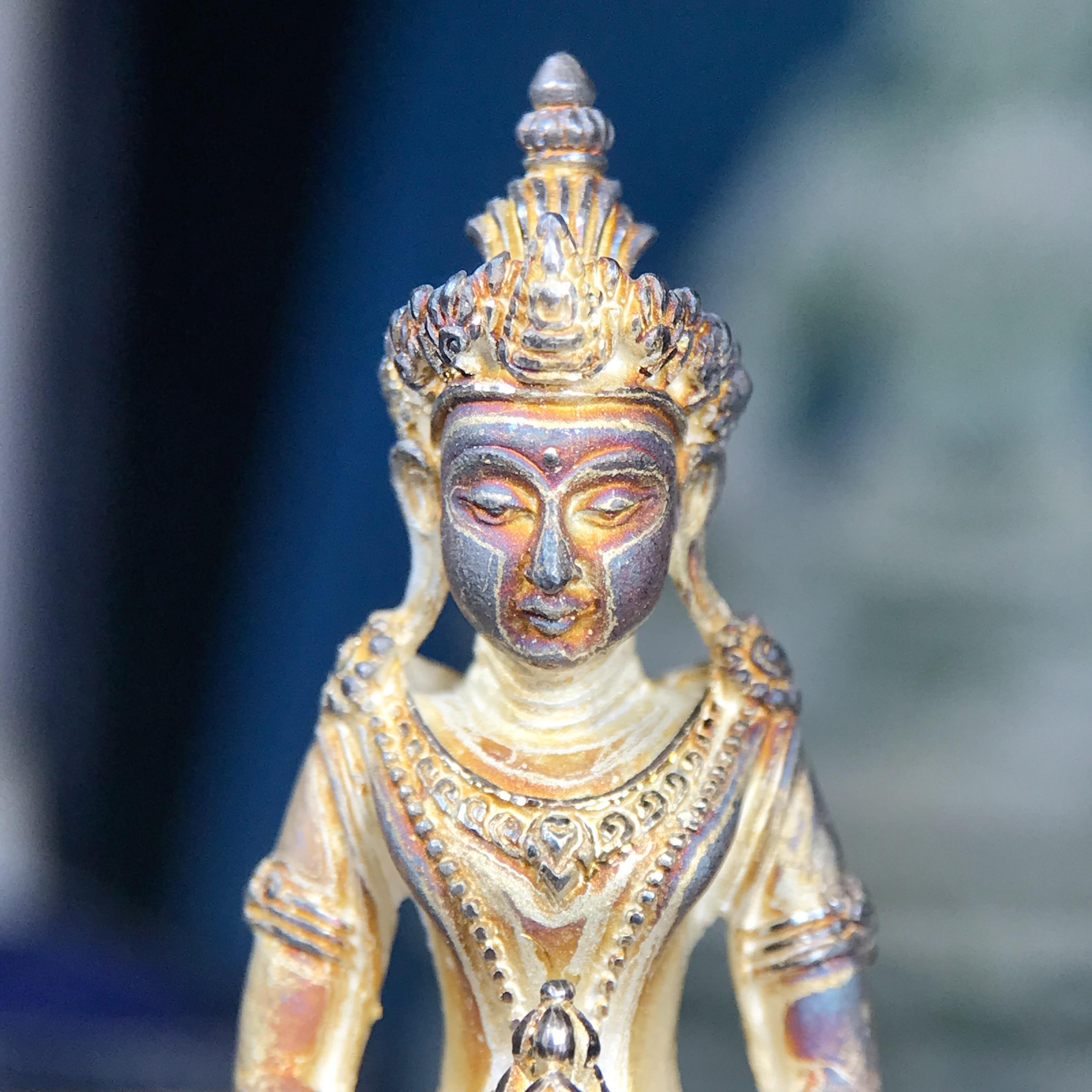 พระกริ่งอวโลกิเตศวร ( เจ้าแม่กวนอิม ) วัดโพธิ์แมนคุณาราม รุ่นอุดมโภคทรัพย์ พ.ศ.2539 เนื้อเงินพ่นทราย(ผิวเดิม ขึ้นสีรุ้งธรรมชาติ แบบนิยม เสน่ห์ของพระเนื้อเงิน) (พร้อมกล่องบรรจุการ์ดใบรับรองเดิมครบ)(อีกหนึ่งรุ่นยอดนิยม พุทธศิลป์สวยงดงาม)หายาก 1 ใน 5000 องค์