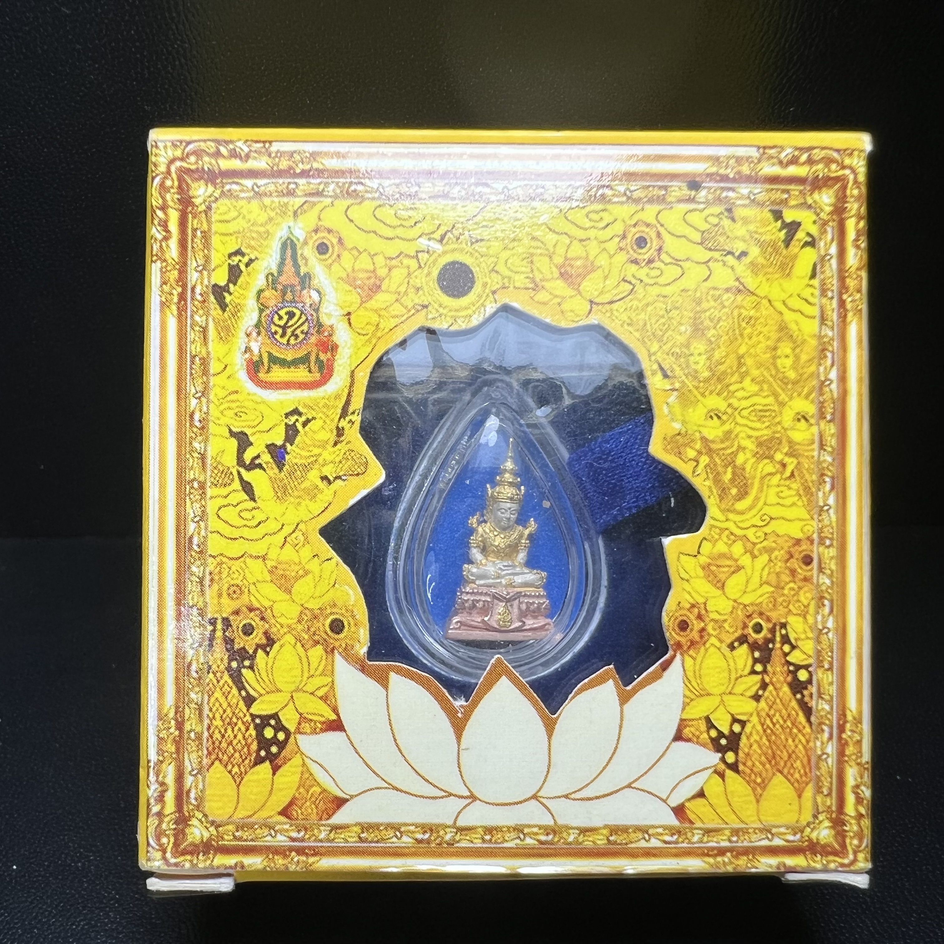 พระแก้วมรกต(จำลอง)ลอยองค์ ขนาดหน้าตัก 1/4 นิ้ว ทรงเครื่องฤดูร้อน เนื้อเงินสามกษัตริย์ ตราสัญลักษณ์ฉลองสิริราชสมบัติครบ 60 ปี พ.ศ.2549(สภาพสวย ครบ สมบูรณ์)