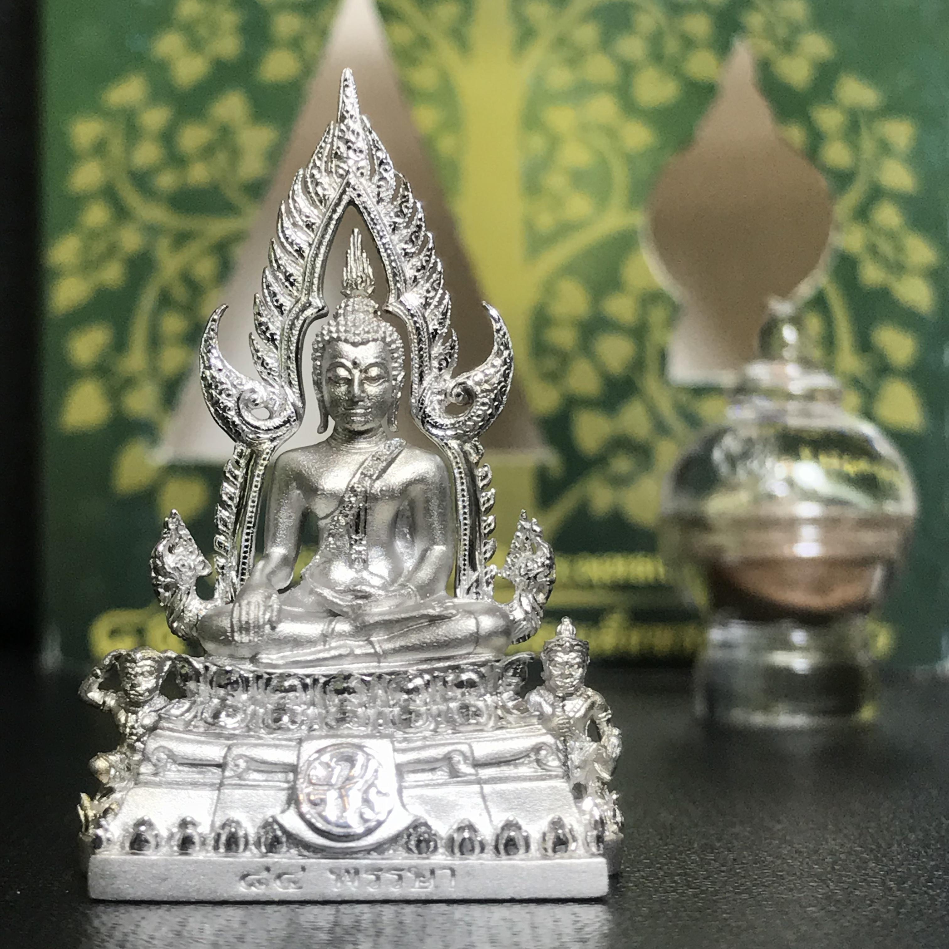 พระพุทธชินราช(จำลอง) ภปร. 84 พรรษา เนื้อเงินชุบทองคำขาว พิมพ์กลางขนาดหน้าตัก 1/2 นิ้ว(1ใน5000องค์) )(พระราชทานมวลสาร จิตรลดาและเส้นพระเจ้า(เส้นผม)รัชกาลที่9)