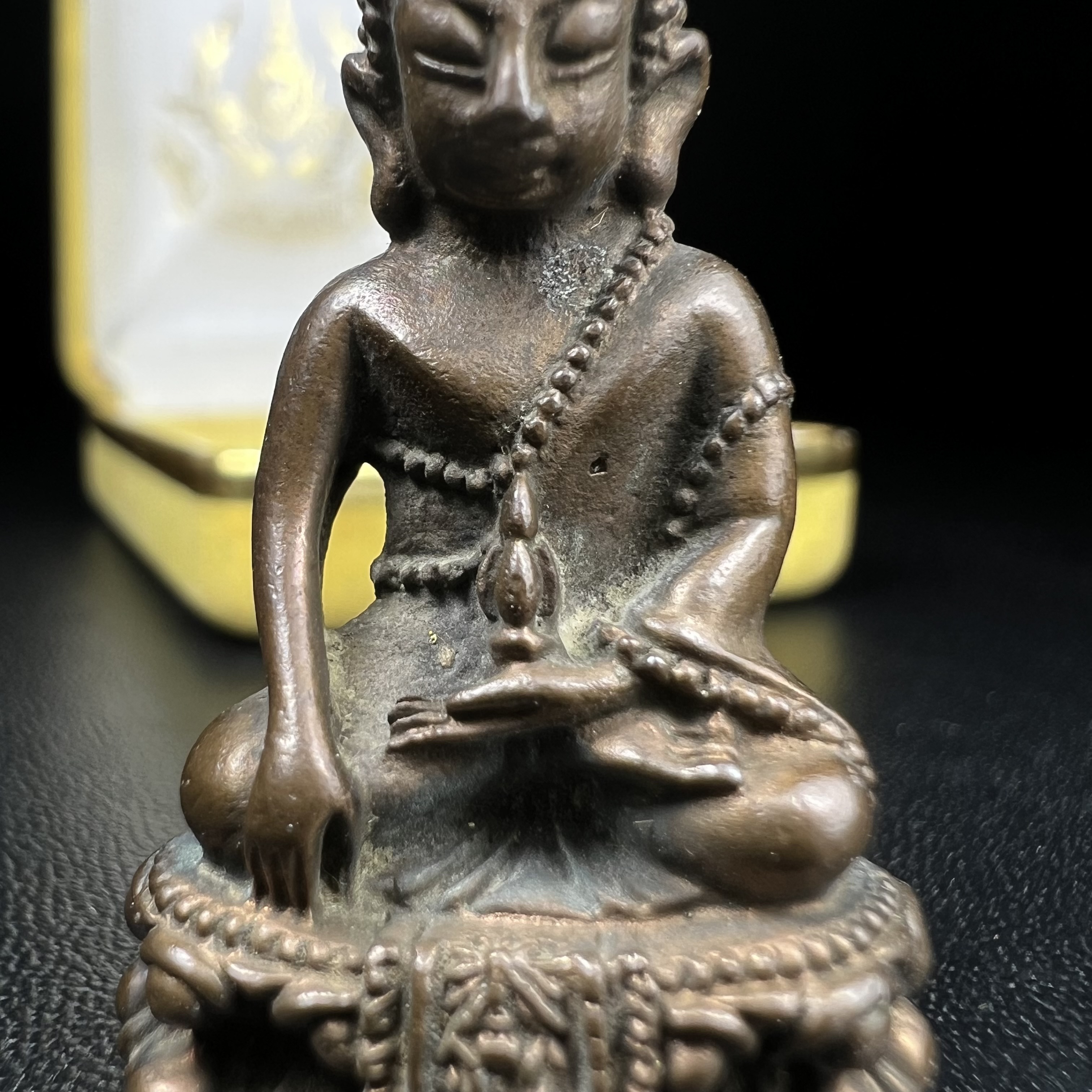 วัตถุมงคลคุ้มเกล้าฯ มหามงคลเฉลิมพระชนมพรรษา 6 รอบ รัชกาลที่ 9 ชุดพิเศษกรรมการ(หายาก) (ในหลวงรัชกาลที่9 ทรงจุดไฟพระฤกษ์และเททอง พิธีใหญ่)ยอดนิยมหายาก