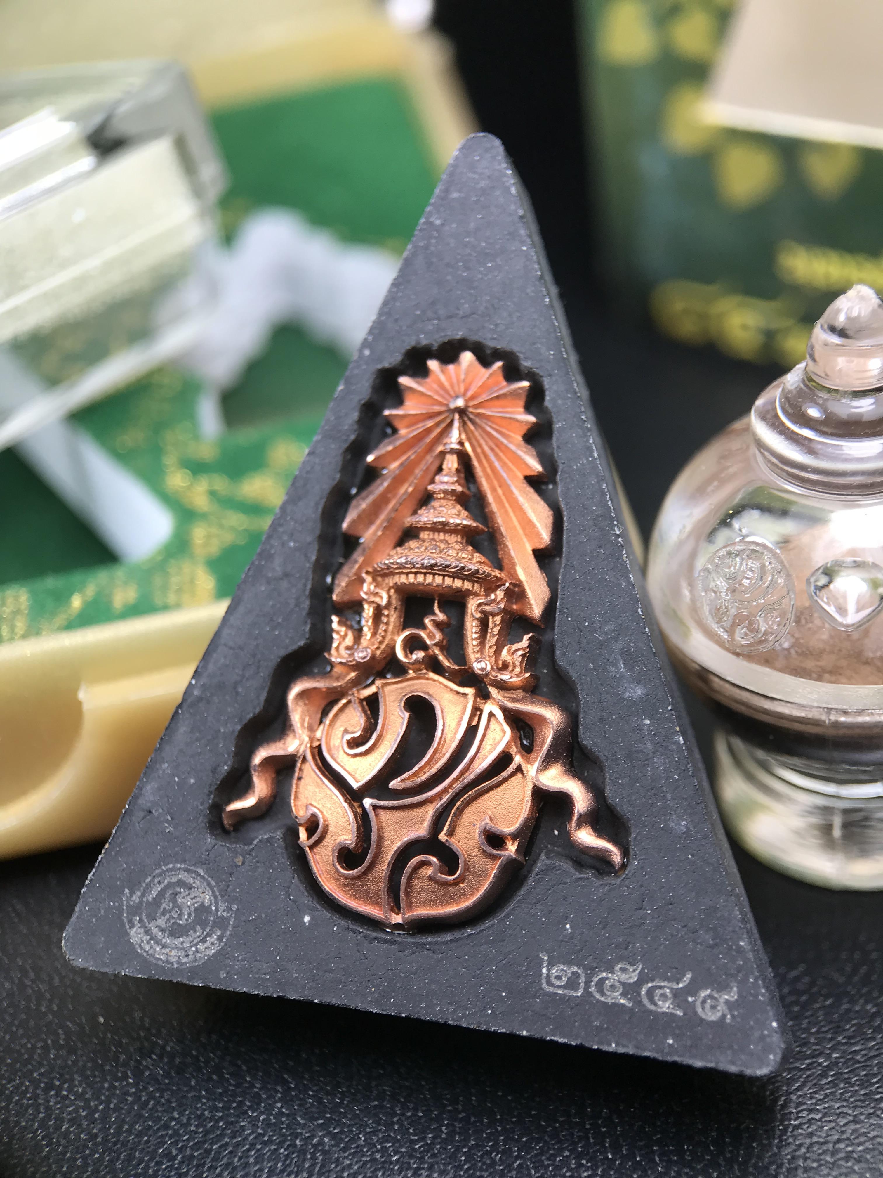 พระพุทธชินราช ภปร. 84พรรษา เนื้อผงปิดทองด้านหน้า หลัง ภ.ป.ร. เนื้อแดง (พระราชทานมวลสาร จิตรลดาและเส้นพระเจ้า(เส้นผม)ในหลวงรัชกาลที่9)พุทธศิลป์ทรงคุณค่าอีกหนึ่งรุ่นยอดนิยม(องค์หมายเลข ๒๕๔๙)1 ใน 10000 องค์