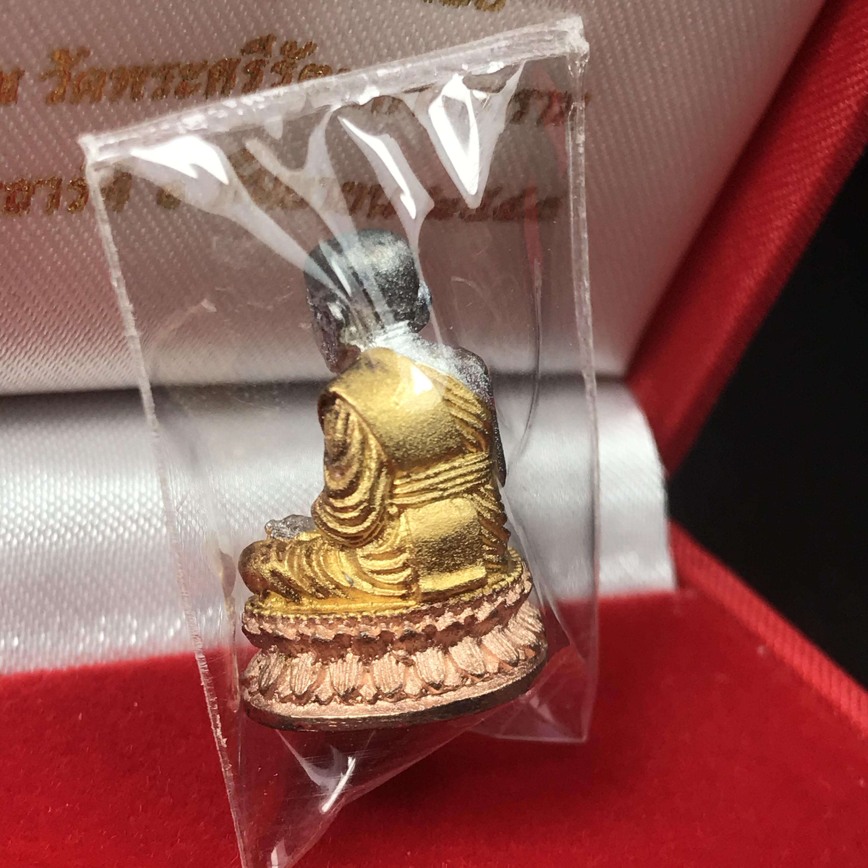 สมเด็จหลวงพ่อทวด วัดช้างให้ ปี2544 รุ่น เฉลิมพระเกียรติ ตราสัญลักษณ์ มวก. พิมพ์ลอยองค์ เนื้อเงินสามกษัตริย์