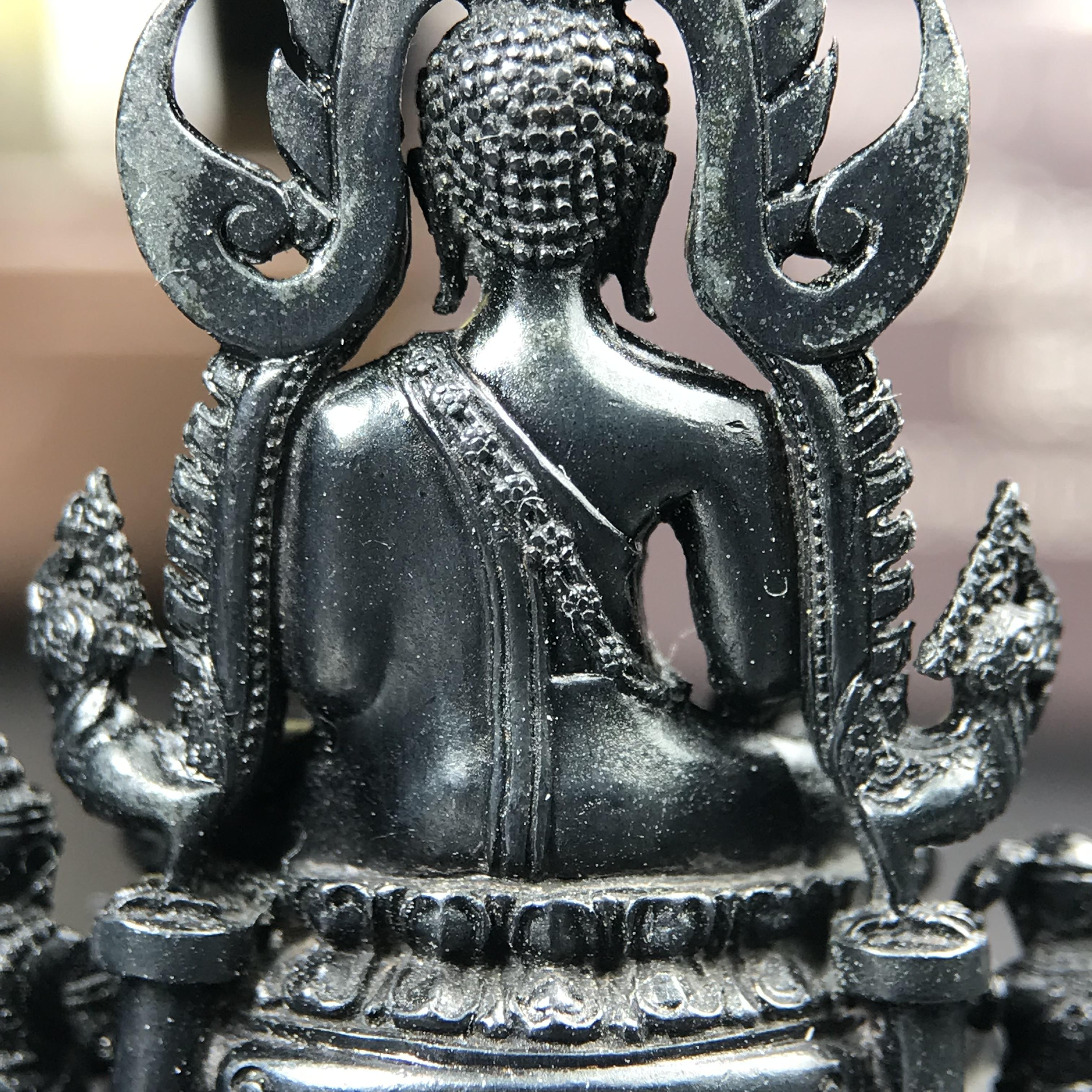 พระพุทธชินราช ภปร. โครงการ "เพราะแผ่นดินนี้ คือ แผ่นดินเกิด" ปี2548(รุ่นแรก) ลอยองค์ หน้าตัก 1/2 นิ้ว(ขนาด 3.5 x 2.5 ซม.) เนื้อเงินรมดำ(พุทธศิลป์จำลองเมื่อครั้งลอกทอง ครั้งที่3 เมื่อปี2547 ร้อยปีจะมีสักครั้ง "พระพุทธชินราชองค์ดำ")