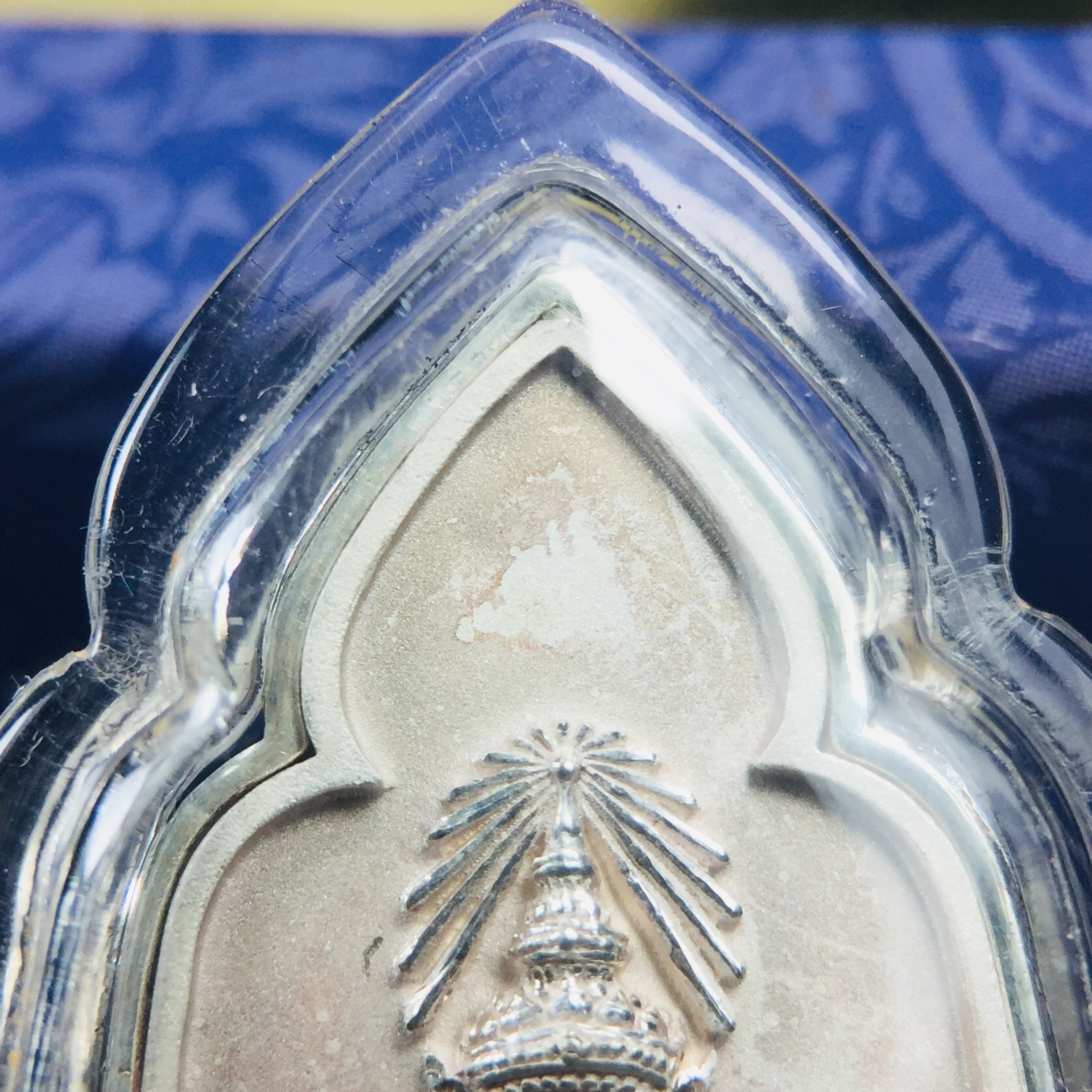 พระแก้วมรกต ภปร. ปี2547 จัดสร้างโดย รพ.ภูมิพลฯ เนื้อเงิน เหรียญทรงซุ้ม งดงามทรงคุณค่าอีกหนึ่งรุ่นยอดนิยม หายาก(1ใน3000องค์)