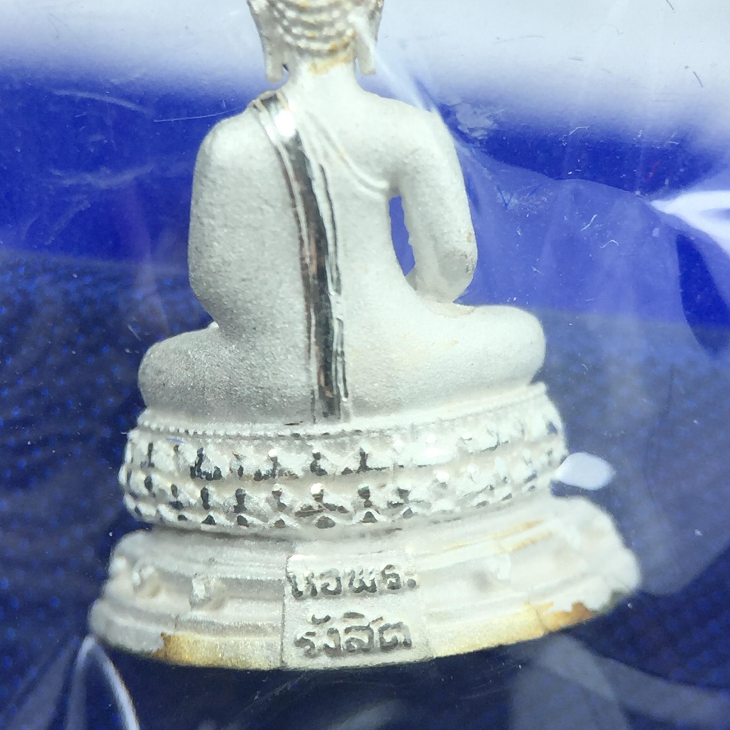 พระชัยวัฒน์พุทธสิหิงค์ ภปร. รุ่นสร้างหอพระธรรมศาสตร์ ปี2542 เนื้อเงิน(ผิวเดิม ซีนซองเดิม กล่องครบสวยสมบูรณ์) มหาพิธี 3วาระอันยิ่งใหญ่(ตอกโค๊ตและหมายเลข)1ใน 10000 องค์