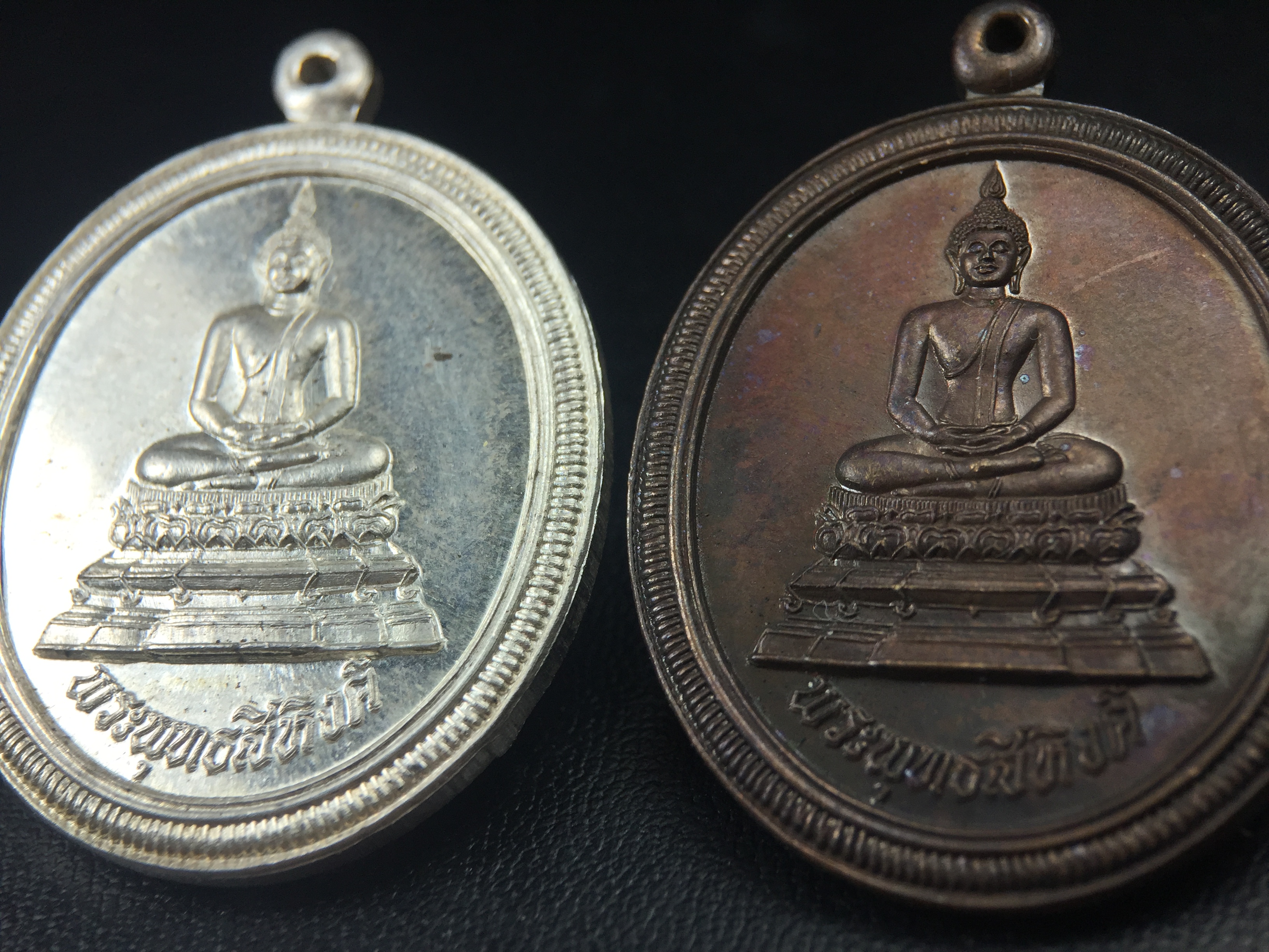 เหรียญพระพุทธสิหิงค์ ภปร. รุ่นมหาลัยธรรมศาสตร์ 60ปี พ.ศ.2537 พิมพ์ใหญ่(เนื้อเงิน+เนื้อทองแดง)ผิวเดิมๆสวยมาก(ในหลวงรัชกาลที่9เสด็จในพิธี)(พิธีใหญ่ เกจิที่มีชื่อเสียงมาร่วมปลุกเสกจำนวนมาก ชนวนมาลสารเก่าเข้มขลัง )ของดีธรรมศาสตร์ที่ศิษย์เก่าไม่ควรพลาด