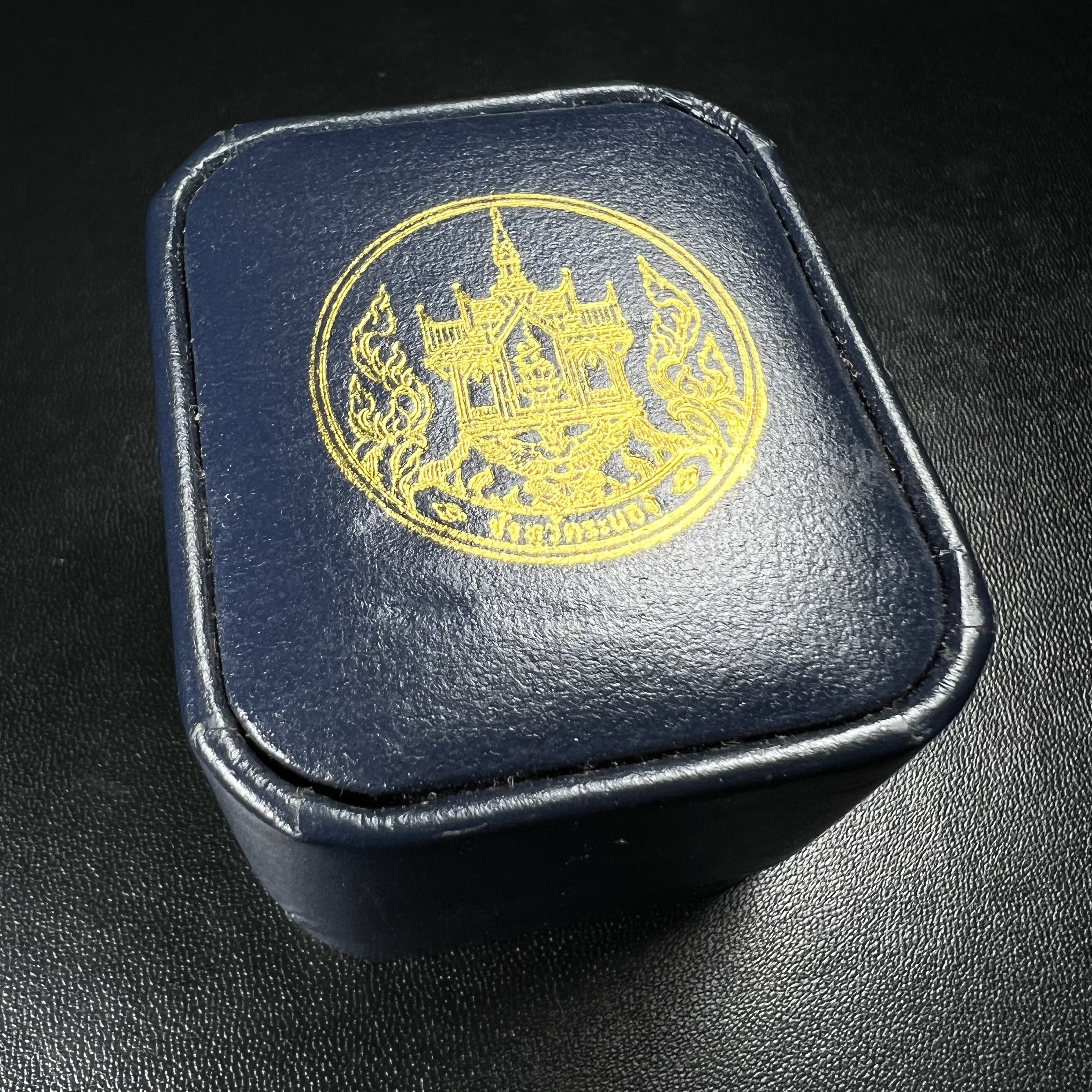 รูปหล่อลอยองค์พระโพธิสัตว์กวนอิม ทรงประทับมังกร จ.ระนอง เนื้อเงิน พิมพ์ใหญ่(สภาพผิว สวยงดงาม ทรงคุณค่า) เฉลิมฉลองในวโรกาสที่พระบาทสมเด็จพระเจ้าอยู่หัวทรงครองสิริราชสมบัติครบ 50 ปี จ.ระนอง พ.ศ.2539