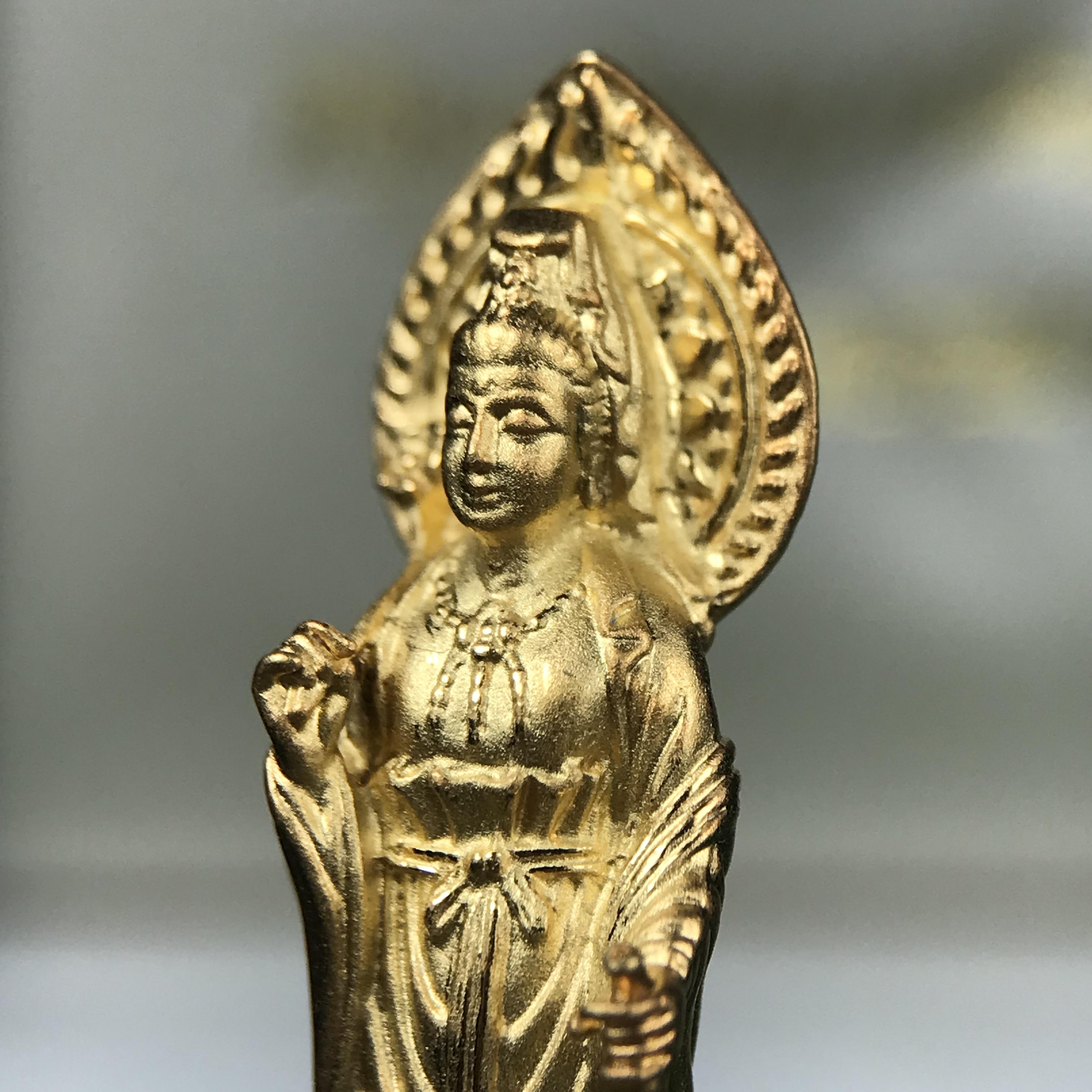 พระโพธิสัตว์อวโลกิเตศวร (เจ้าแม่กวนอิม) รุ่นฉลองปีกาญจนาภิเษก ปี 2540 เนื้อชุบทอง กะไหล่ทอง พ่น ทราย(สวยดุจทองคำ) เทศบาลนครหาดใหญ่จัดสร้างถวายเฉลิมพระเกียรติพระบาทสมเด็จพระเจ้าอยู่หัวทรงครองสิริราชสมบัติครบ 50 ปี(สภาพสวยเดิมพร้อมกล่องบรรจุเดิม)หายาก