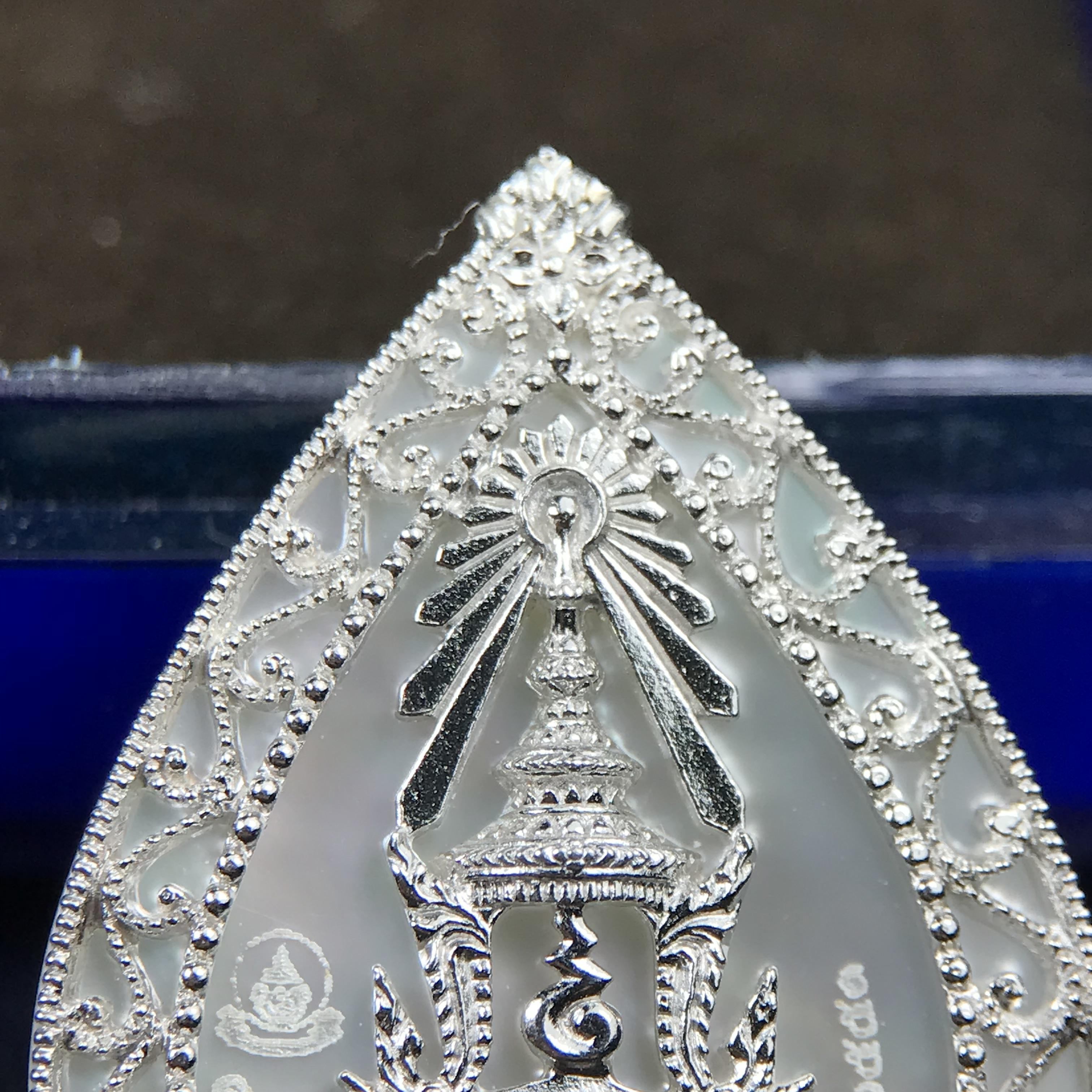 เหรียญพระพุทธชินราช ภปร. โครงการ เพราะแผ่นดินนี้คือแผ่นดินเกิด ปี 2551 รูปหยดน้ำ เนื้อเงินชุบทองคำขาว(ล้อมด้วยกรอบเงินชุบทองคำขาวสลักเสลาเป็นลวดลายละเอียดอ่อน ส่วนพื้นองค์พระเป็นเปลือกหอยมุขสวยงดงาม )(ขนาด 21 x 29 มม.) (สวยงามหายาก)1ใน5000องค์