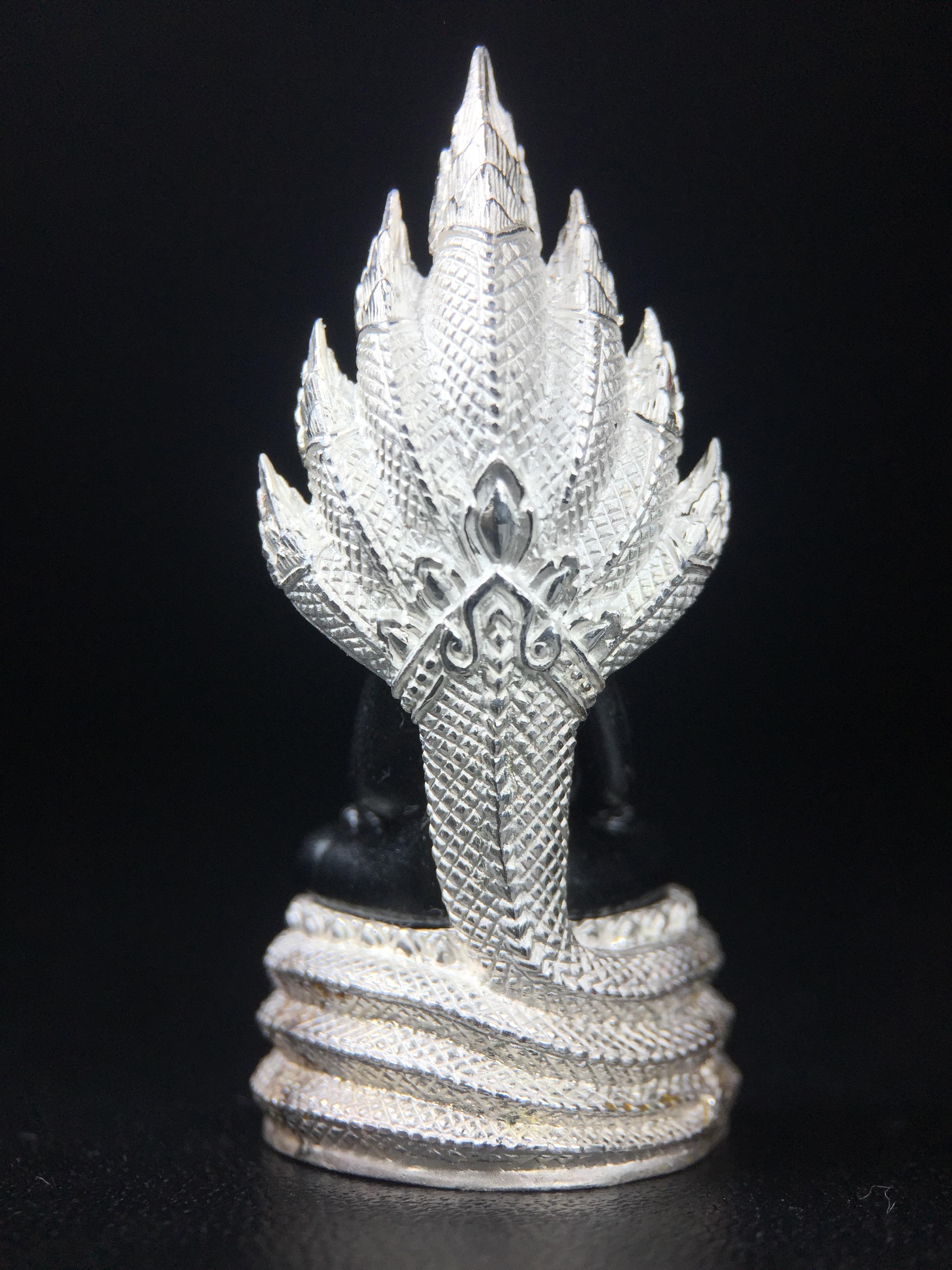 พระนาคปรก สธ. รุ่นสร้างพระอุโบสถเฉลิมพระเกียรติ 4 รอบ 84 พรรษา สมเด็จพระเทพรัตนราชสุดาฯ วัดบวรนิเวศวิหาร ปี 2543 พิมพ์ใหญ่ องค์พระเนื้อนวโลหะ ฐานนาคปรกเนื้อเงิน(สภาพ สวย )พิธีใหญ่ พุทธศิลป์งดงาม หายาก(องค์หมายเลขสวย ๘๓๕) (1 ใน 1999 องค์)