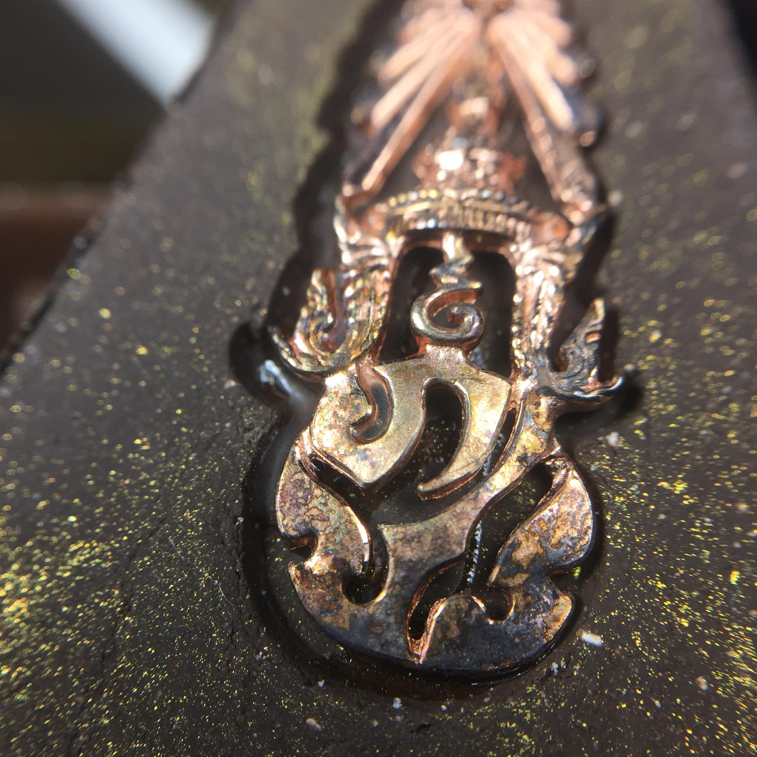 พระพุทธชินราช ภปร. โครงการ "เพราะแผ่นดินนี้ คือ แผ่นดินเกิด" ปี2548(รุ่นแรก) พระผงหลัง ภ.ป.ร. ทองแดง (พระราชทานเส้นพระเจ้า (เส้นผม)และมวลสารจิตรลดา)