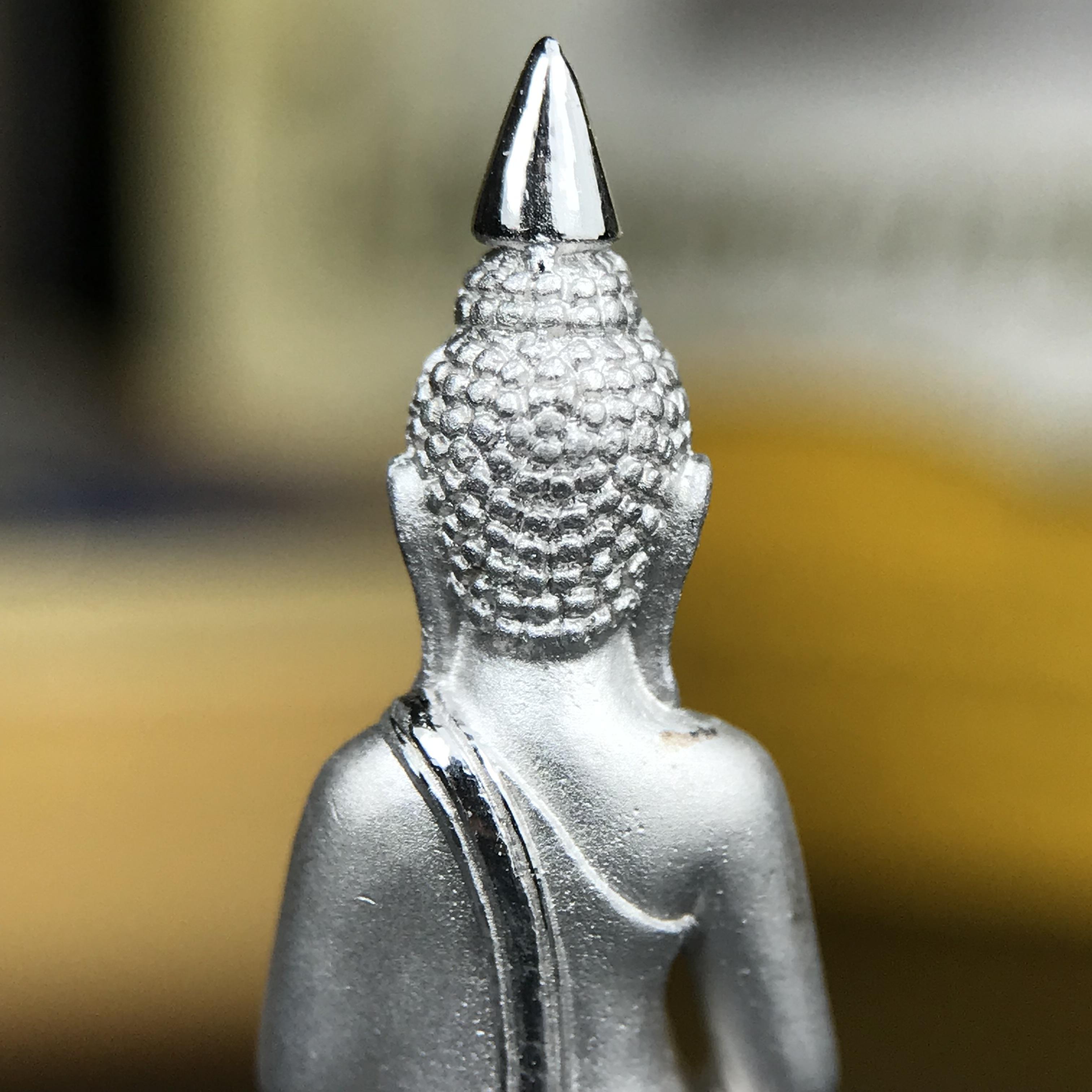 พระพุทธโสธร คุ้มเกล้าฯ ภปร.(ใต้ร่มพระบารมี คุ้มเกล้า) 60ปี รพ.ภูมิพลฯ พ.ศ.2552 เนื้อเงิน ชุบทองคำขาว(ลอยองค์พิมพ์ ใหญ่ ขนาด 30*20 มม.) 1 ใน 5000 องค์ หายาก