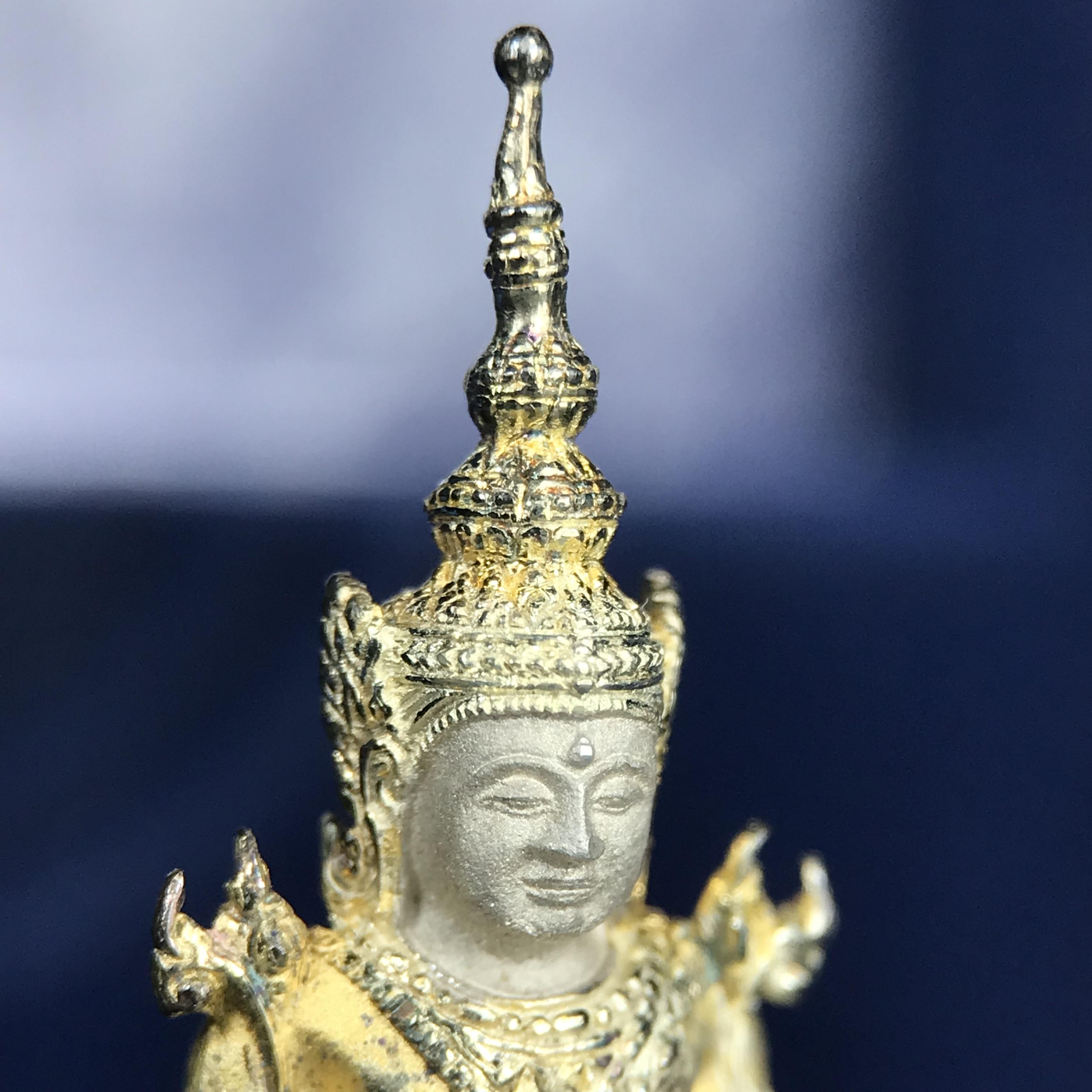 พระแก้วมรกต ภปร. ปี 2547 จัดสร้างโดยโรงพยาบาลภูมิพลอดุลยเดช เนื้อเงิน(3 กษัตริย์) ลอยองค์ หน้าตัก 1/2 นิ้ว สูง 3.7 ซม.พิธีมหามังคาภิเษก ณ พระอุโบสถวัดพระศรีรัตนศาสดาราม(วัดพระแก้ว) งดงามทรงคุณค่าอีกหนึ่งรุ่นยอดนิยม หายาก(องค์หมายเลข ๑๔๑๔)