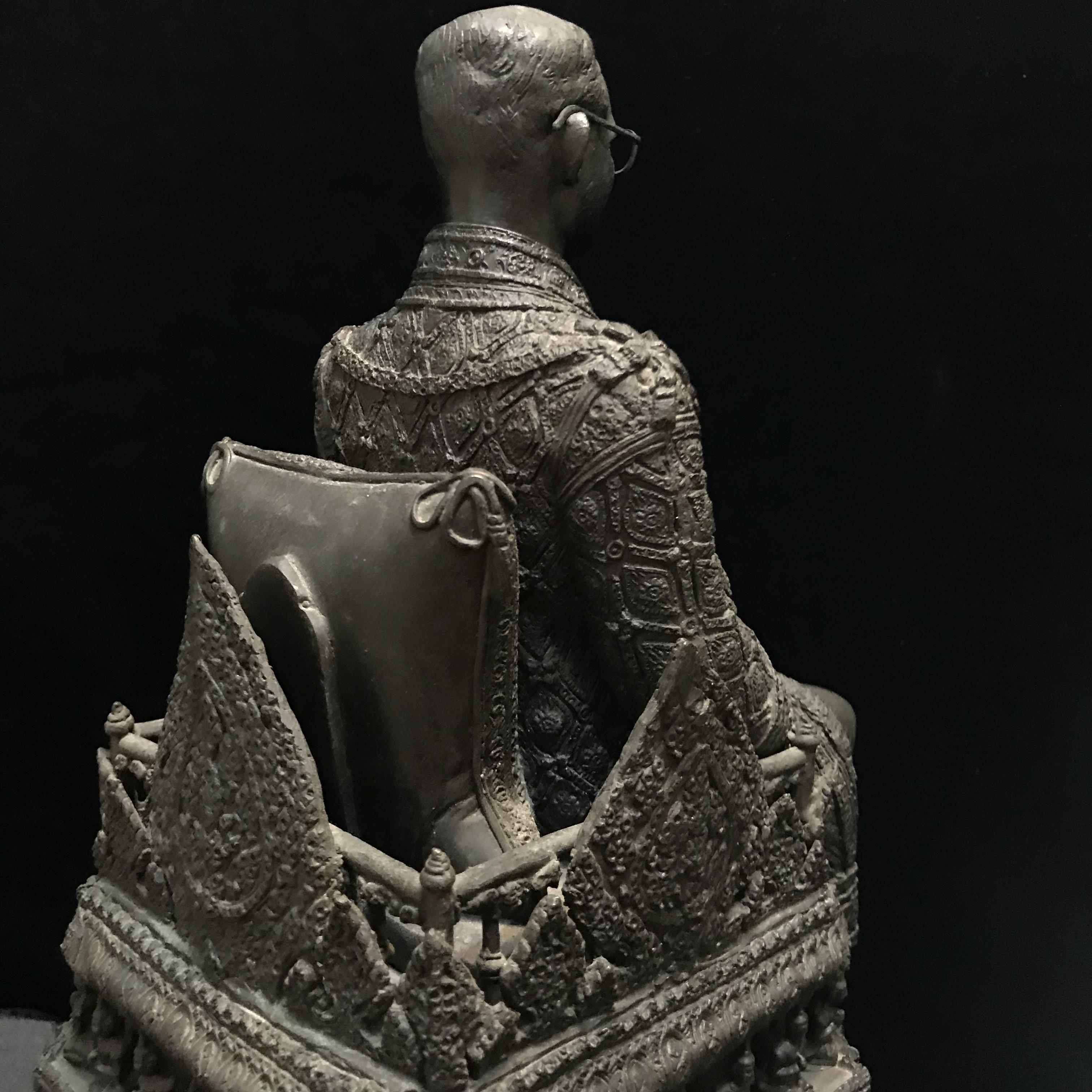 พระบรมรูปพระบาทสมเด็จพระเจ้าอยู่หัวรัชกาลที่9(นั่งบัลลังก์) กระทรวงมหาดไทยจัดสร้าง ปี2539(นิยม)