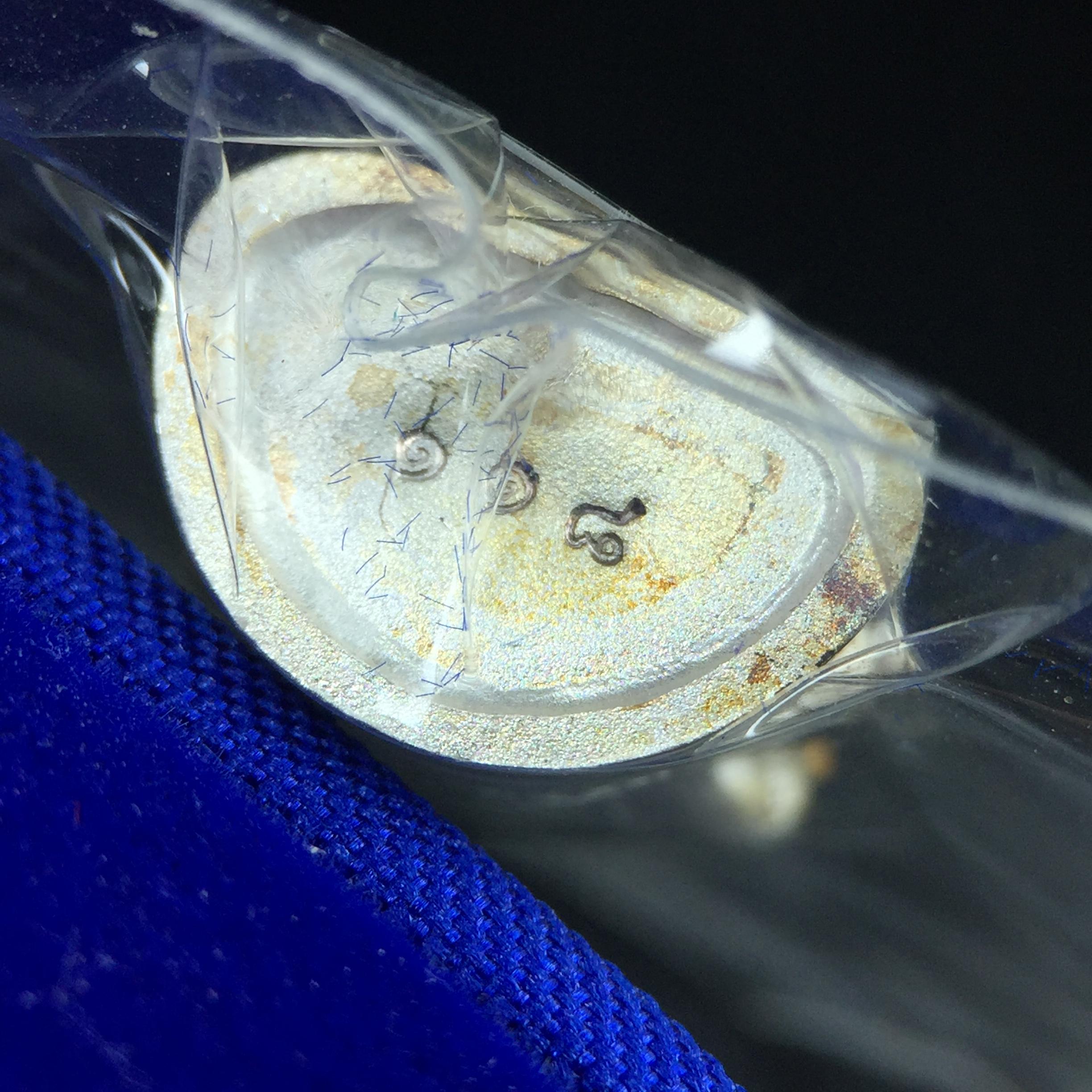 พระพิฆเณศวร วัดบวรนิเวศวิหาร ปี 2542 เนื้อเงินพ่นทรายขัดเงาบางส่วน(ฝังพลอย1เม็ด)(ขนาด 2* 1.4 ซม.) สภาพสวยซีนซองเดิมพร้อมกล่องบรรจุเดิม ตอกโค๊ดหมายเลขกำกับ(ผิวเดิมขึ้นสีรุ้งธรรมชาติ สวย)(คัดสภาพสวยเดิม พิธีใหญ่ พุทธศิลป์งดงาม)