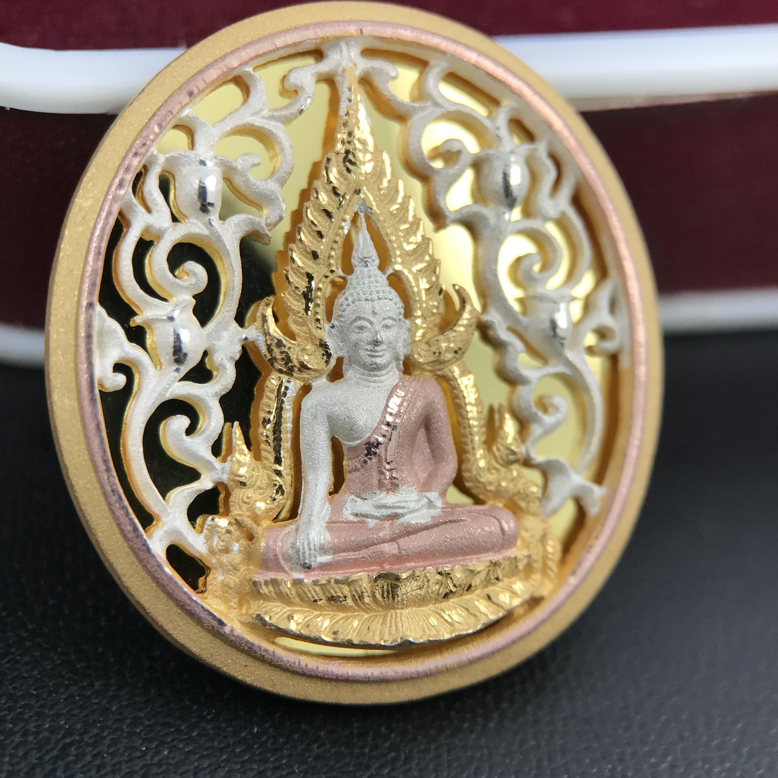 พระพุทธชินราช รุ่น ประวัติศาสตร์ มูลนิธิเพื่อตำรวจไทยจัดสร้าง ปี 2562 เนื้อเงินชุบสามกษัตริย์ขัดเงา พิมพ์เหรียญรูปไข่ฉลุลายไทย พิมพ์ใหญ่ พระพุทธชินราช แบบจิวเวอร์รี่(ขนาดสูง 2.9 ซม.)(สภาพสวยซีนซองเดิม กล่องบรรจุเดิมครบสมบูรณ์)(เลขเรียงสวย องค์หมายเลข 123)