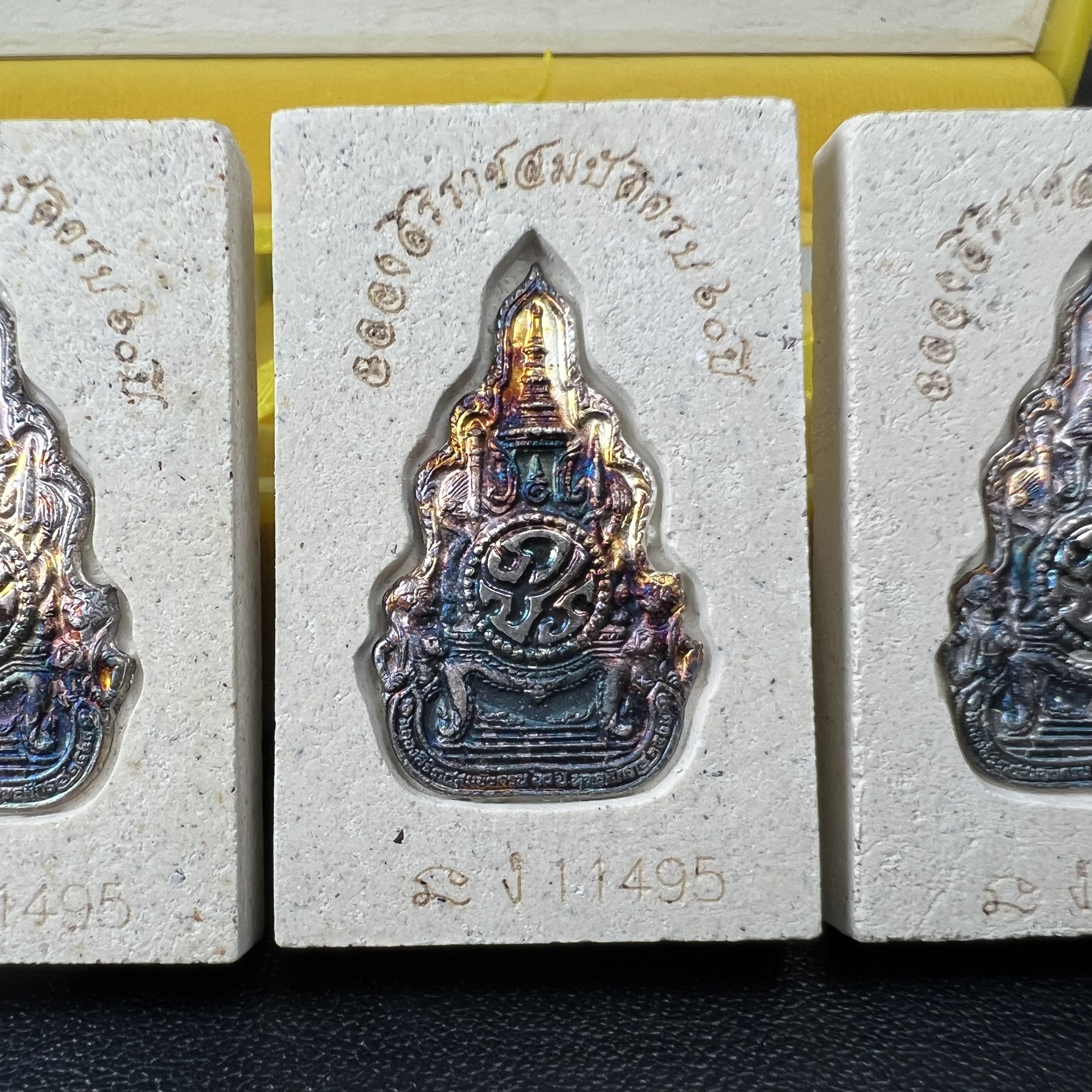 พระสมเด็จพิมพ์ใหญ่ เฉลิมพระเกียรติ พร้อมทั้งอัญเชิญตราสัญลักษณ์ฉลองครองราชย์ครบ 60 ปี เนื้อเงิน 99.9%(ผิวเดิมขึ้นสีรุ้งธรรมชาติ สวย) ประดิษฐานด้านหลังองค์พระ ครบชุด 3 องค์(พระผงพุทธคุณผสมบุษราคัม ไพลิน ทับทิม)