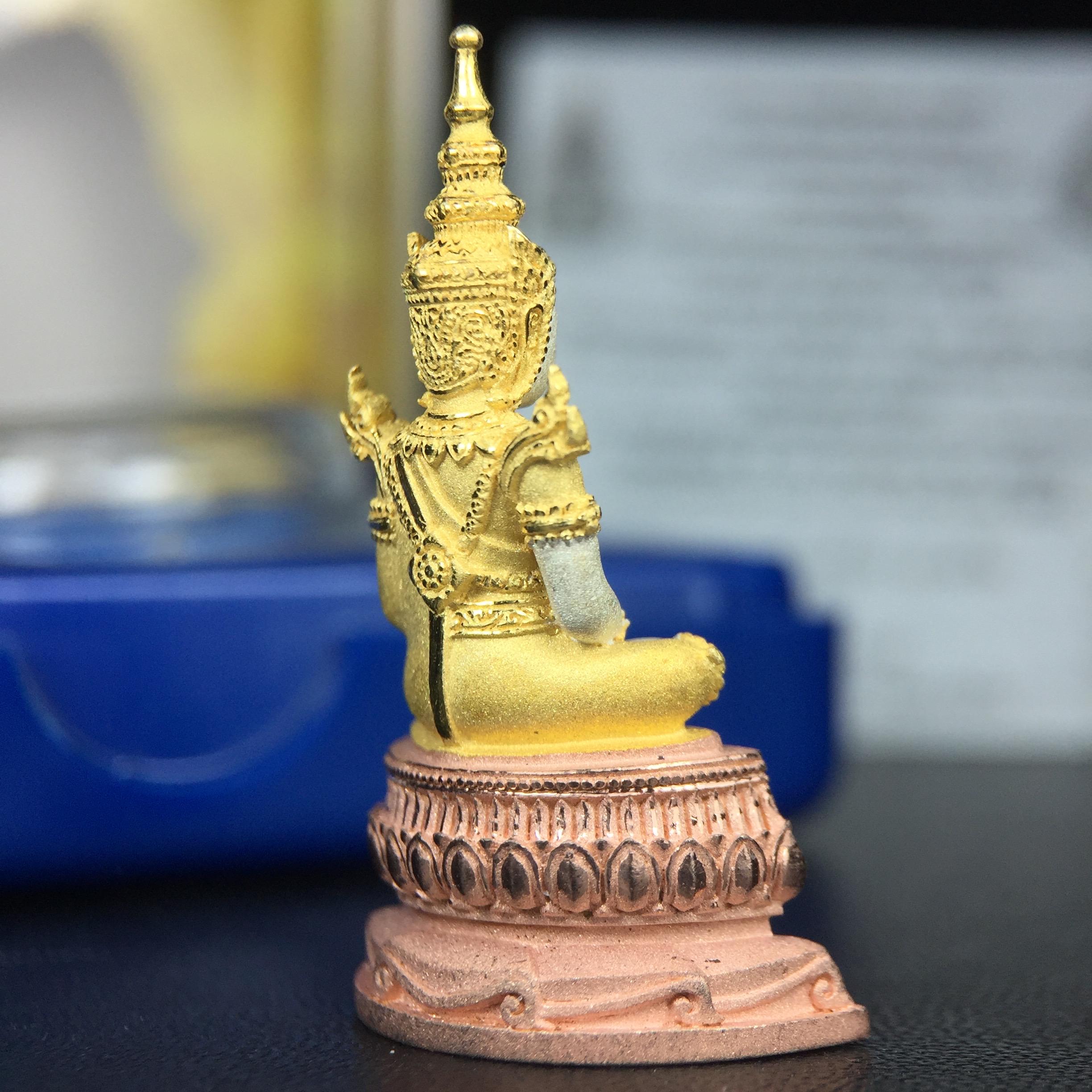 พระแก้วมรกต(จำลอง)ลอยองค์ ขนาดหน้าตัก 1/2 นิ้ว ทรงเครื่องฤดูร้อน เนื้อเงินสามกษัตริย์ ตราสัญลักษณ์ฉลองสิริราชสมบัติ ครบ 60 ปี พ.ศ.2549(สภาพสวย ครบ สมบูรณ์)