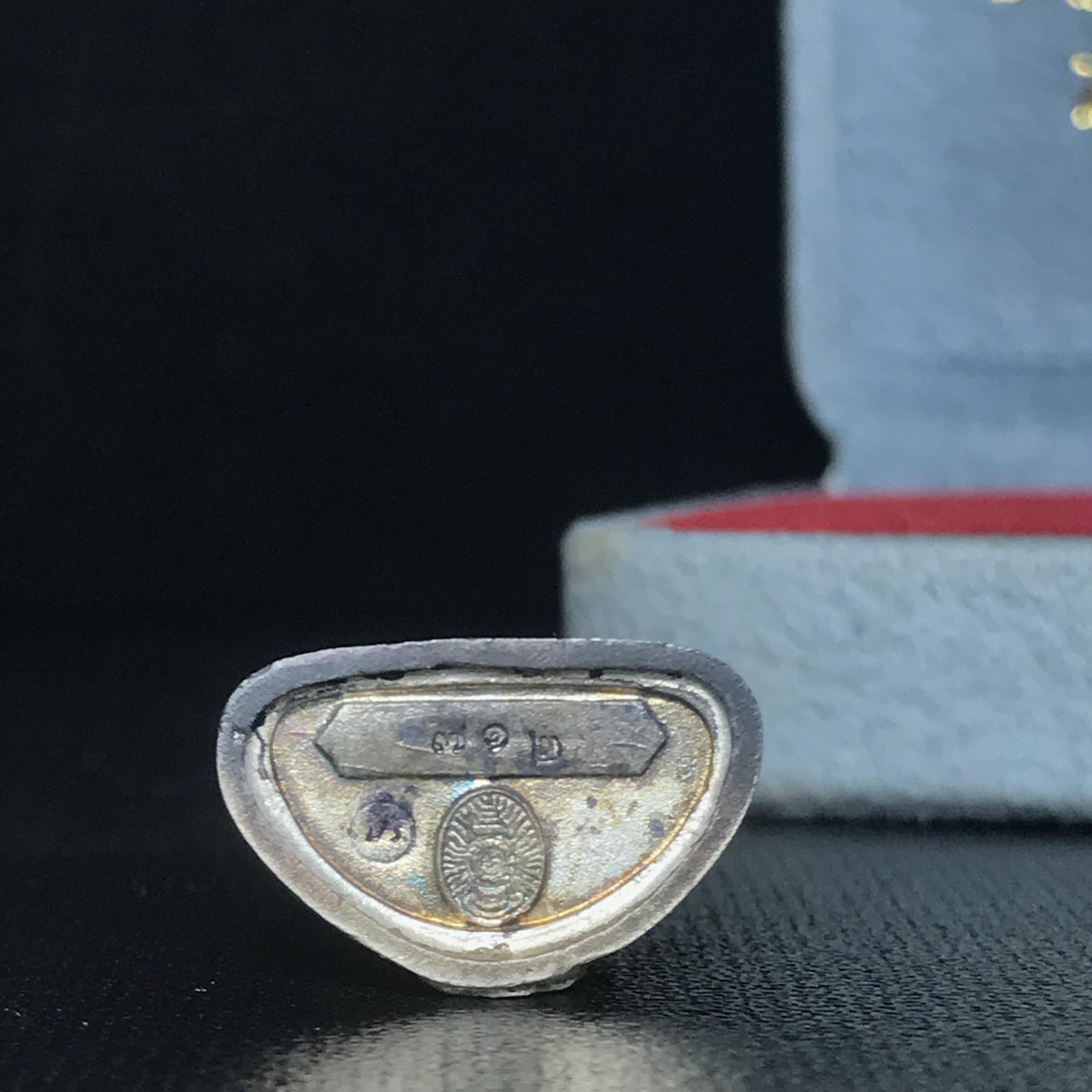 พระกริ่งพระพุทธนวราชบพิตร ครองสิริราชสมบัติครบ 50 ปี พ.ศ.2540 ชุดพระราชทาน(หายาก)เนื้อเงินผิวเดิมขึ้นสีรุ้งแบบนิยม