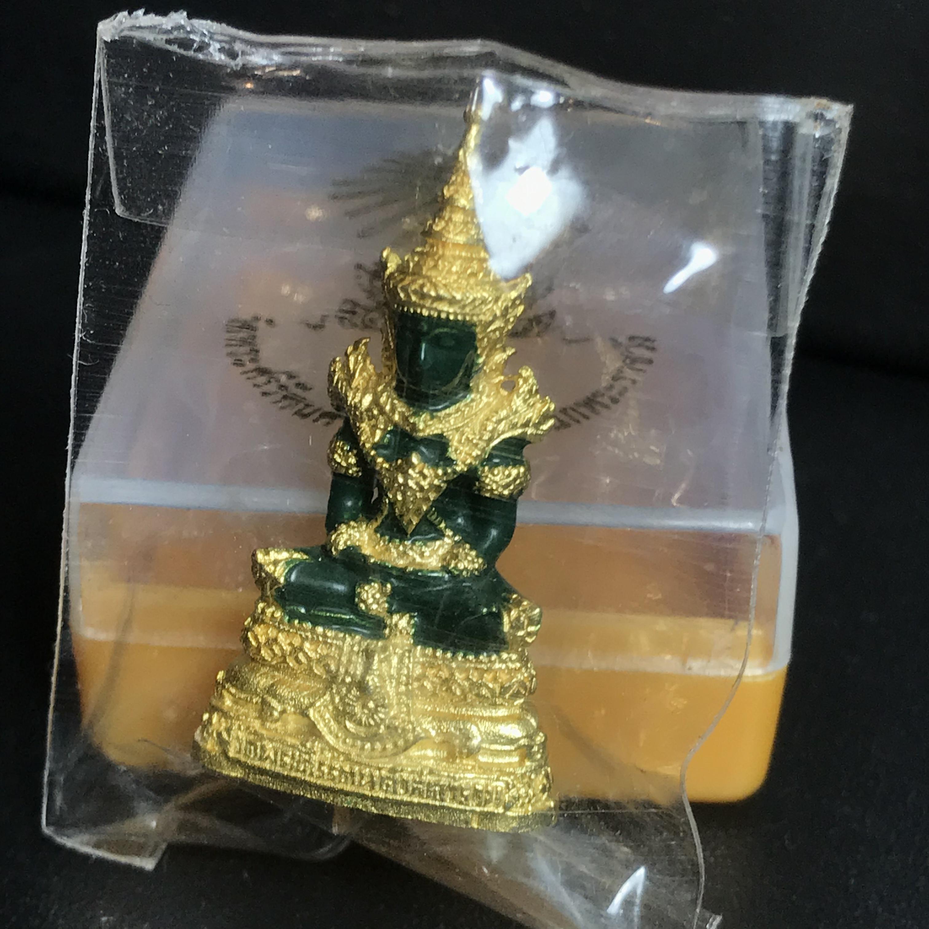 พระพุทธมหามณีรัตนปฏิมากร(พระแก้วมรกต) วัดพระศรีรัตนศาสดาราม สำนักพระราชวัง จัดสร้าง ฤดูร้อน(บรรจุมวลสารใต้ฐาน)