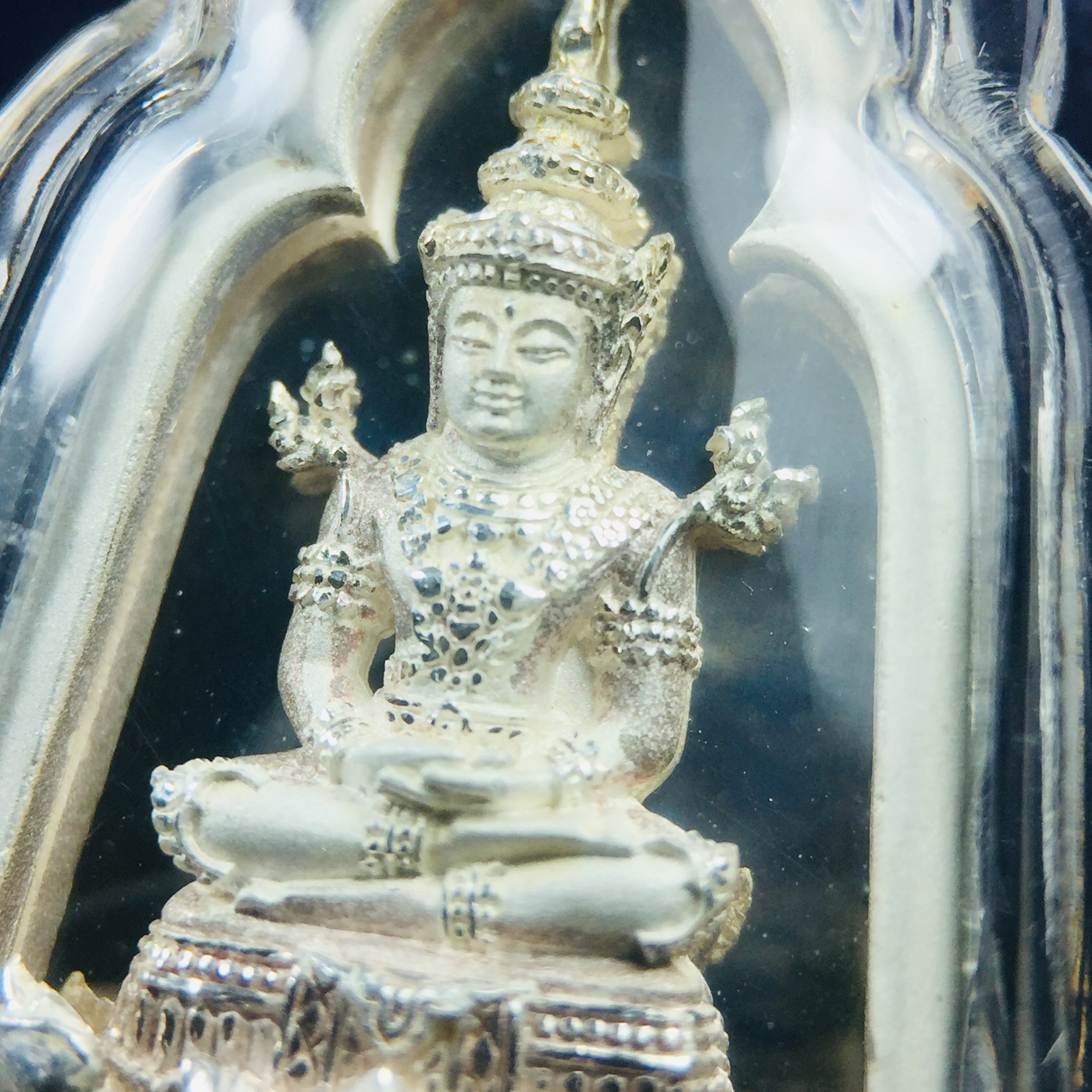 พระแก้วมรกต ภปร. ปี2547 จัดสร้างโดย รพ.ภูมิพลฯ เนื้อเงิน เหรียญทรงซุ้ม งดงามทรงคุณค่าอีกหนึ่งรุ่นยอดนิยม หายาก(1ใน3000องค์)