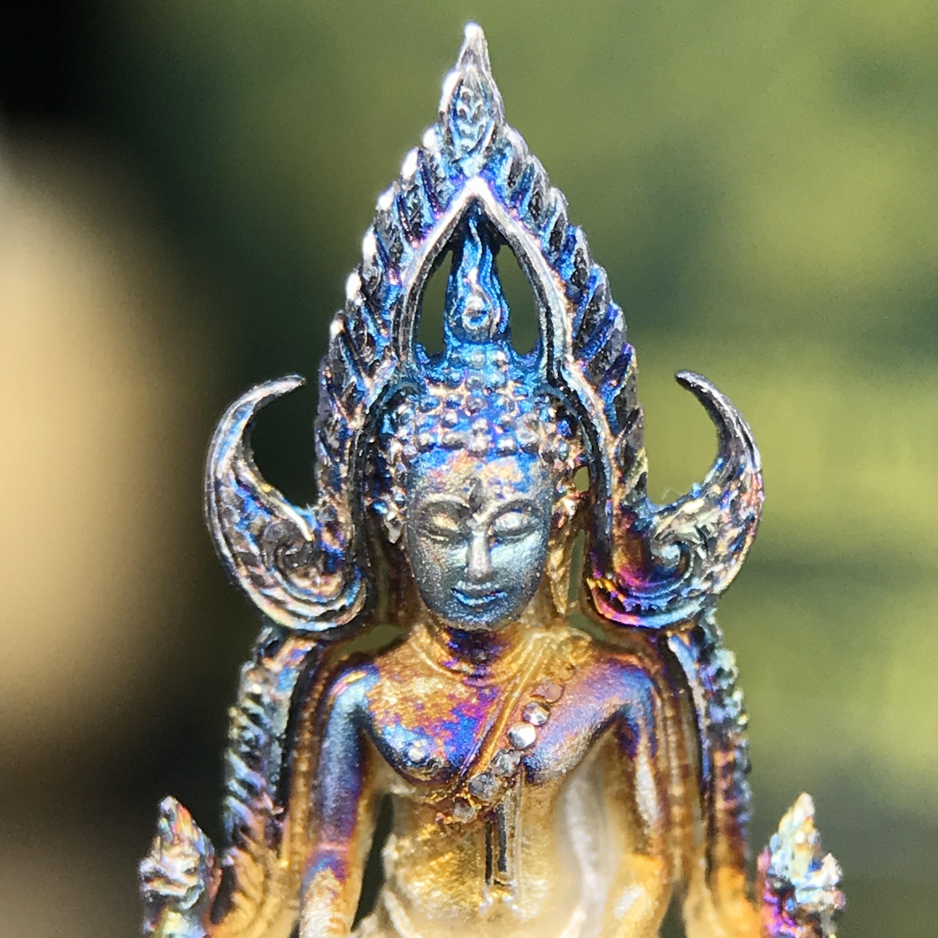 พระพุทธชินราช ภปร. 84 พรรษา พิมพ์เล็กขนาดหน้าตัก 1/4 นิ้ว(สูง 2.0 ซม.)เนื้อเงินชุบทองคำขาว (สภาพผิวเดิมสวย ขึ้นสีรุ้งธรรมชาติ แบบนิยม สวยมาก)(พระราชทานมวลสาร จิตรลดาและเส้นพระเจ้า(เส้นผม))พุทธศิลป์ทรงคุณค่าอีกหนึ่งรุ่นยอดนิยม