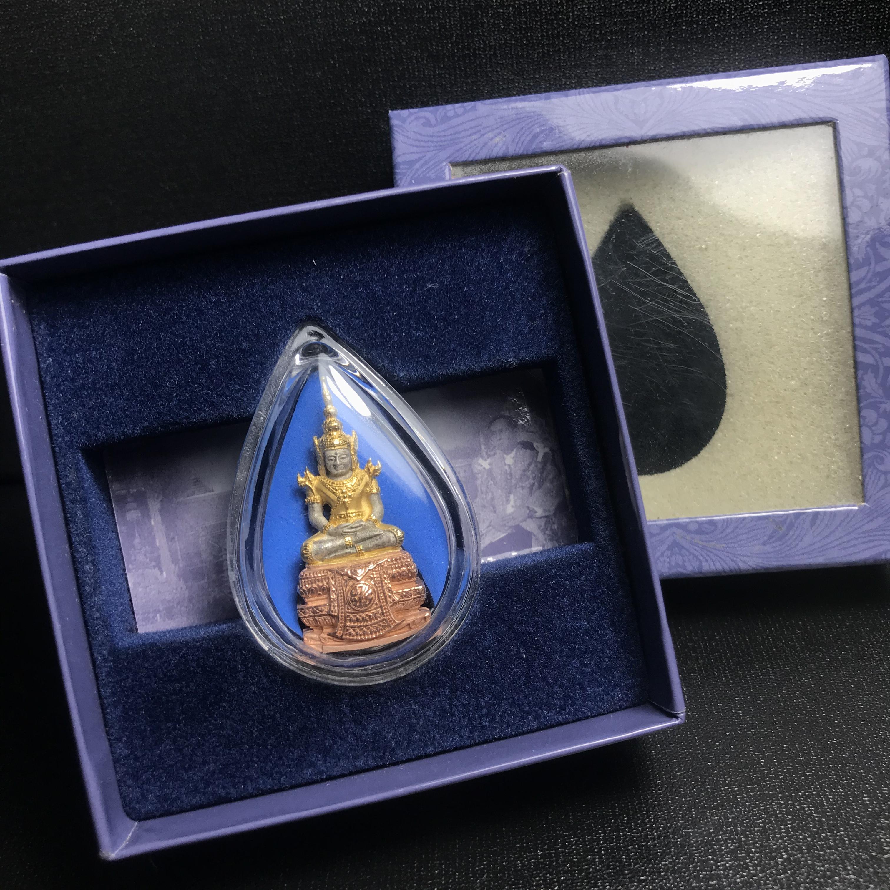 พระแก้วมรกต ภปร. ปี2547 จัดสร้างโดย รพ.ภูมิพลฯ เนื้อเงิน (3 กษัตริย์)ลอยองค์ หน้าตัก 1/2 นิ้ว(1ใน3000องค์)