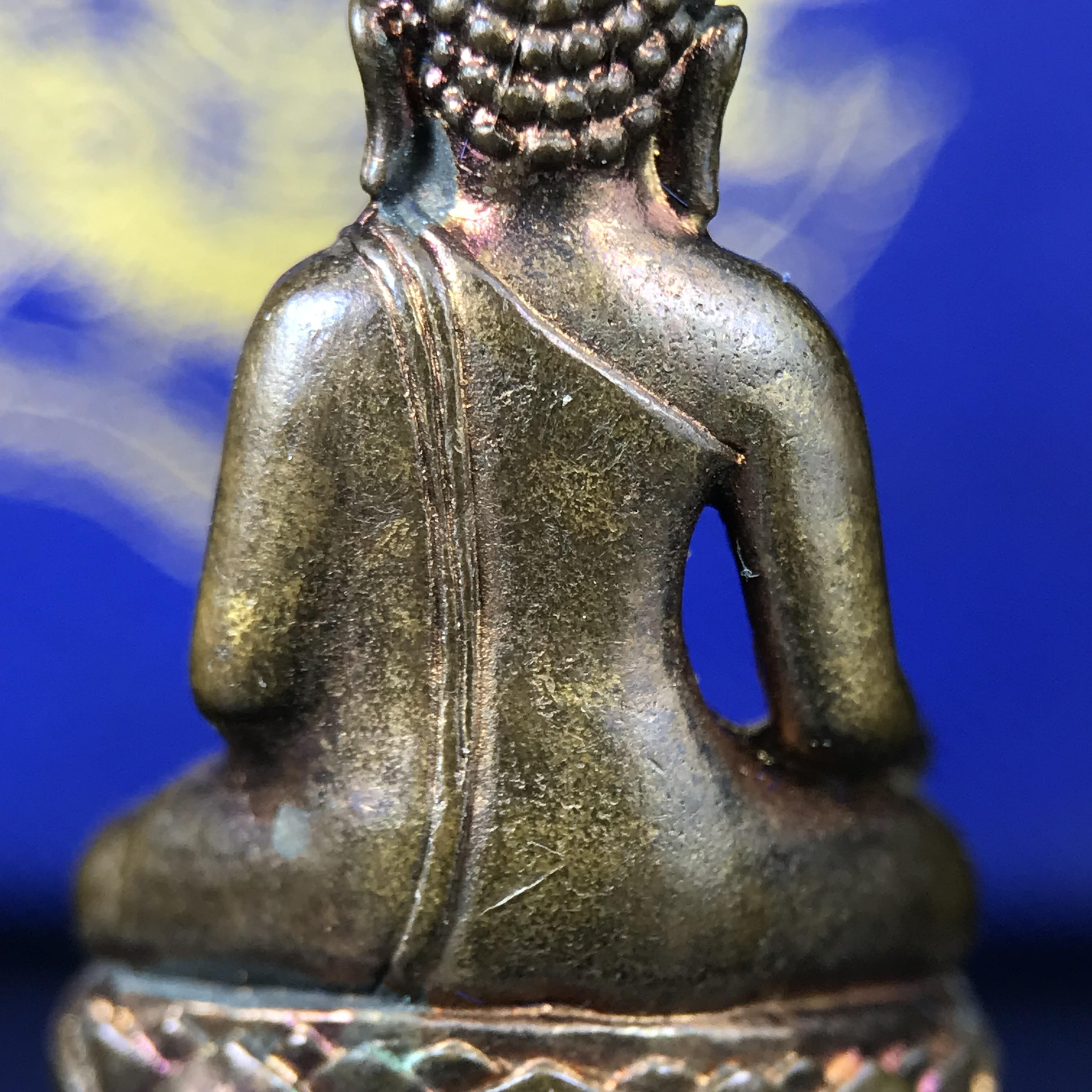 พระกริ่งไพรีพินาศ บรรจุเหล็กไหล ครั้งแรกและครั้งเดียวในประวัติศาสตร์ เฉลิมพระเกียรติ พระบาทสมเด็จพระเจ้าอยู่หัวรัชกาลที่9 พระชนมพรรษา 6 รอบ ปี2542 เนื้อสัมฤทธิ์(บรรจุเหล็กไหล)ดีนอก-ดีใน พิธีใหญ่ มวลสารเด่น (หายาก)