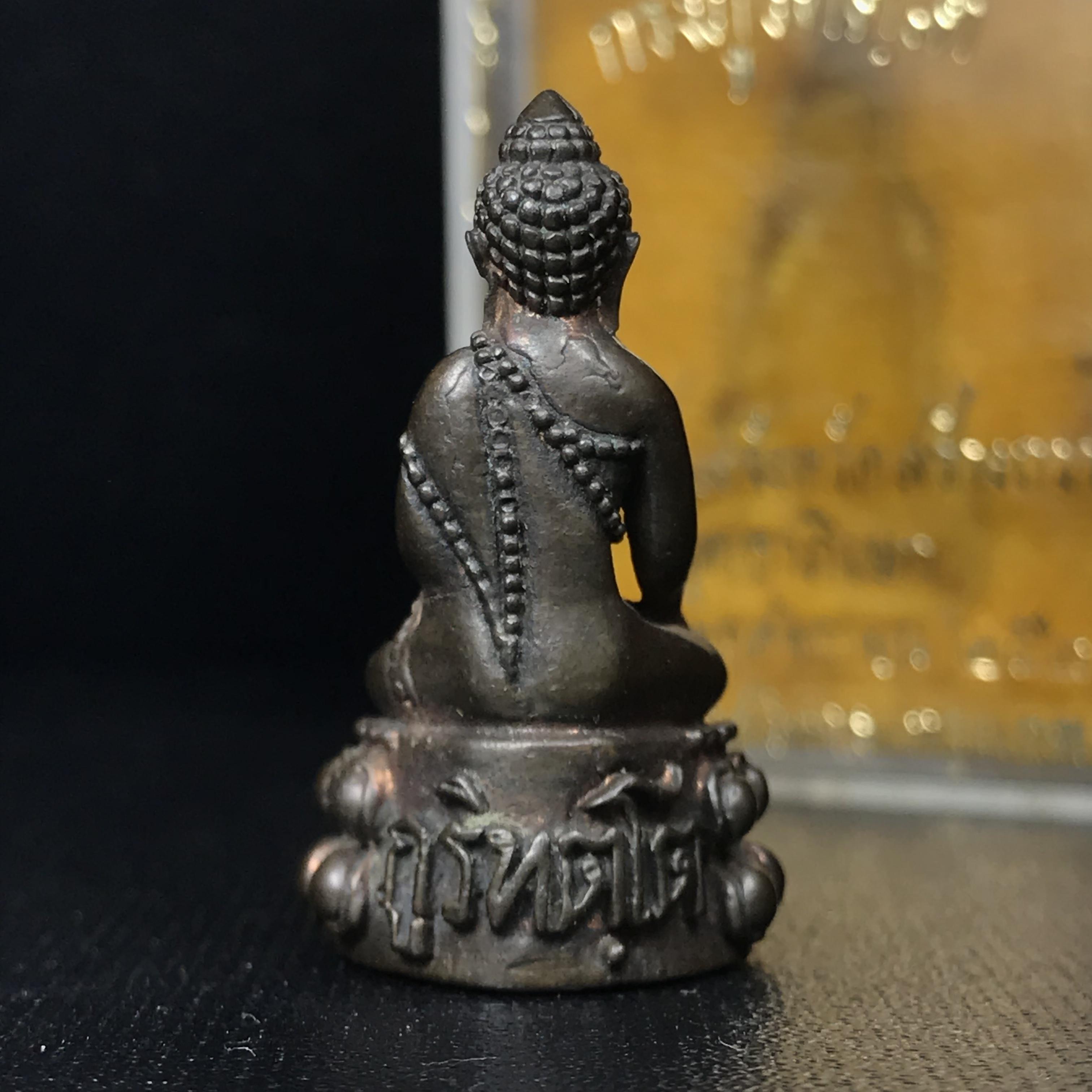 พระกริ่งภูริทัตโต (หลวงปู่มั่น ภูริทัตโต) เนื้อนวโลหะ ปี 2520 สุดยอดพระเกจิสายวิปัสสนากรรมฐานปลุกเสก (สมเด็จพระญาณสังวรเป็นประธานเททอง)(สภาพสวยครบกล่องเดิม)