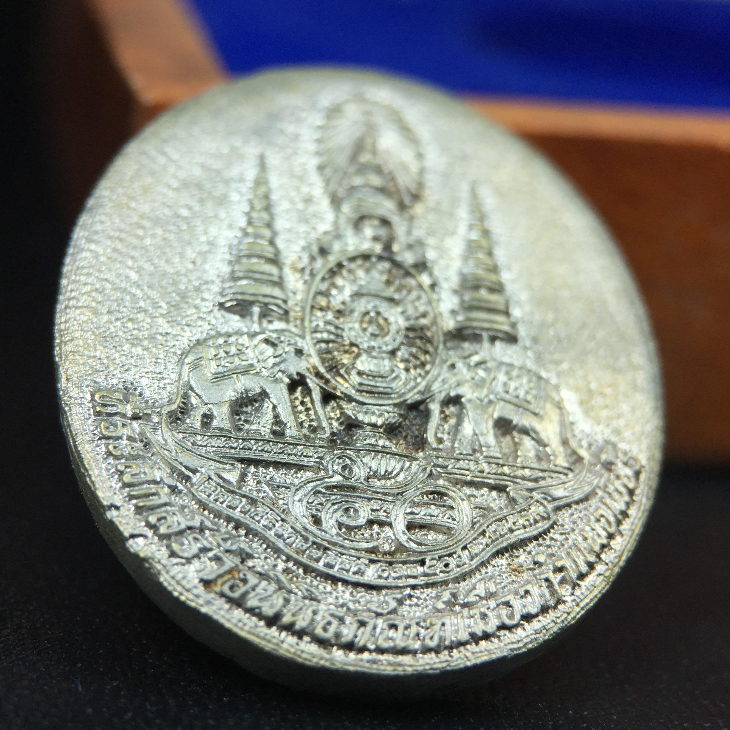 เหรียญรูปเหมือนพระญาณวิทยาคมเถร (หลวงพ่อคูณ ปริสุทโธ)ชุดกาญจนาภิเษกครองราชย์ครบ 50 ปี วัดบวรนิเวศวิหาร ปี 2538 เหรียญหล่อเนื้อนวโลหะ(พิเศษกรรมการมีรอยจาร ตอกโค๊ดหมายเลข ๑๗๘)(หายากพบเจอน้อยมาก)(พร้อมกล่องบรรจุเดิมลายไม้สีน้ำตาลมีตรากาญจนา) พิธีใหญ่