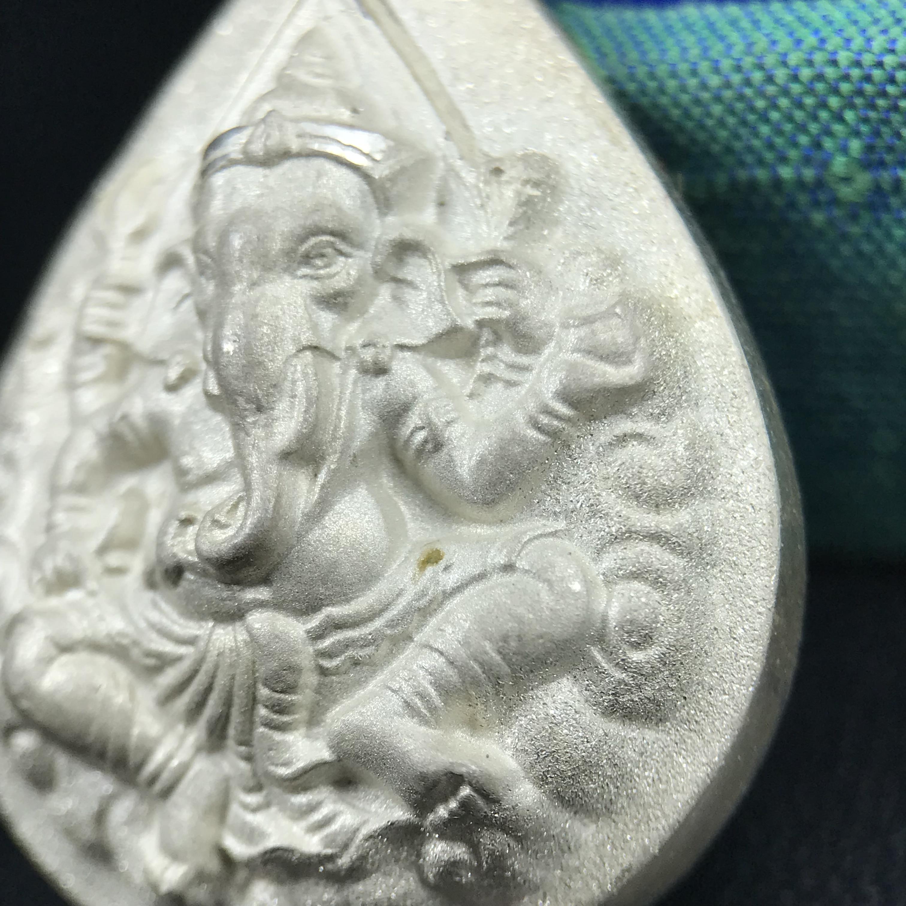 เหรียญพระพิฆเนศวร ญสส. ชุดกาญจนาภิเษกครองราชย์ 50 ปี พุทธศักราช 2538 พิมพ์ใหญ่(2.9 ซม.) เนื้อเงิน(พ่นทรายและขัดเงาบางส่วน) สภาพสวยเดิมพร้อมกล่องบรรจุเดิม ตอกโค๊ดหมายเลขกำกับ(1ใน 5539องค์)