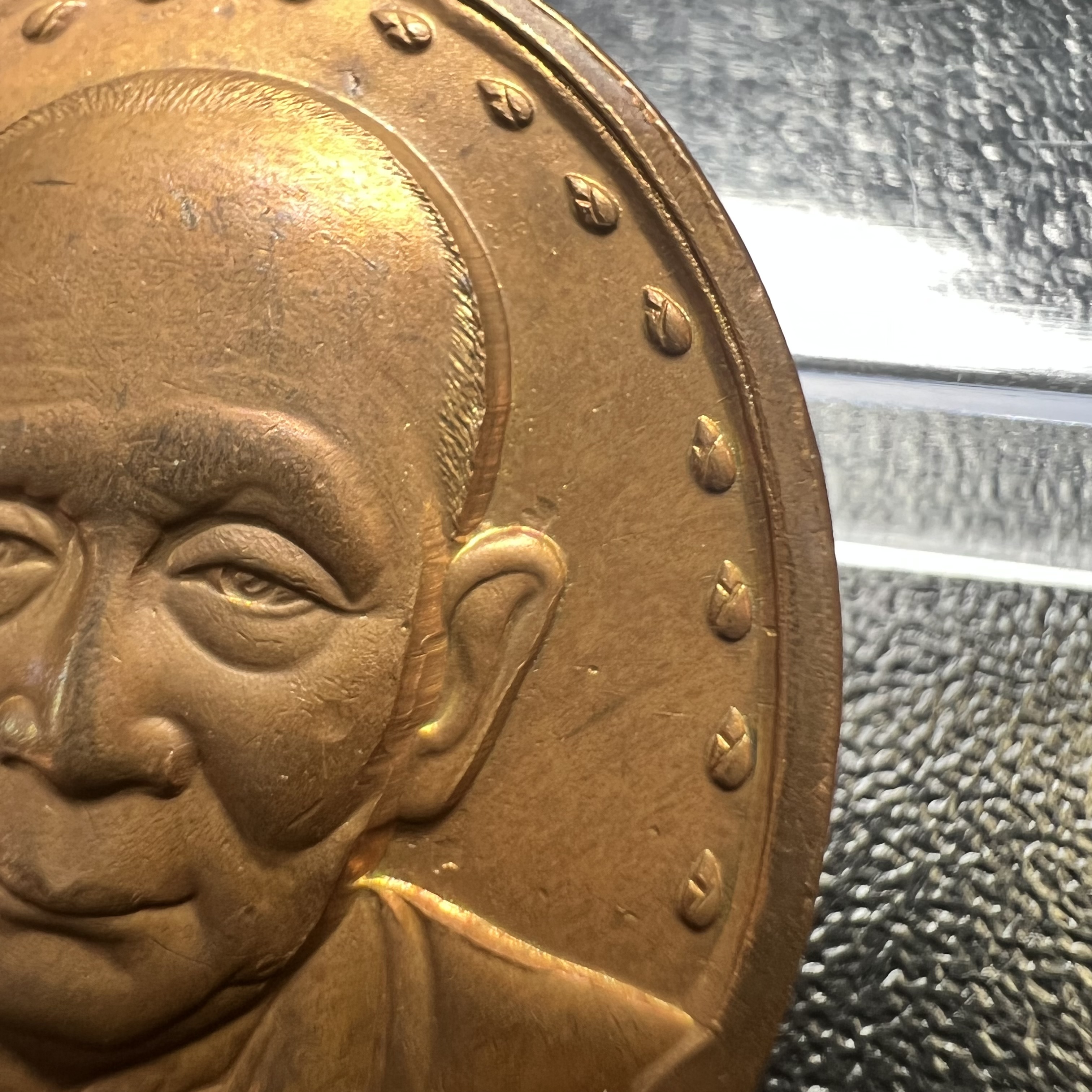 เหรียญรูปเหมือนรุ่นแรก สมเด็จพระญาณสังวร วัดบวรนิเวศวิหาร ปี2528 เนื้อทองแดง(บล็อกนิยม วงเดือน-เขยื้อน)สภาพสวยหายาก