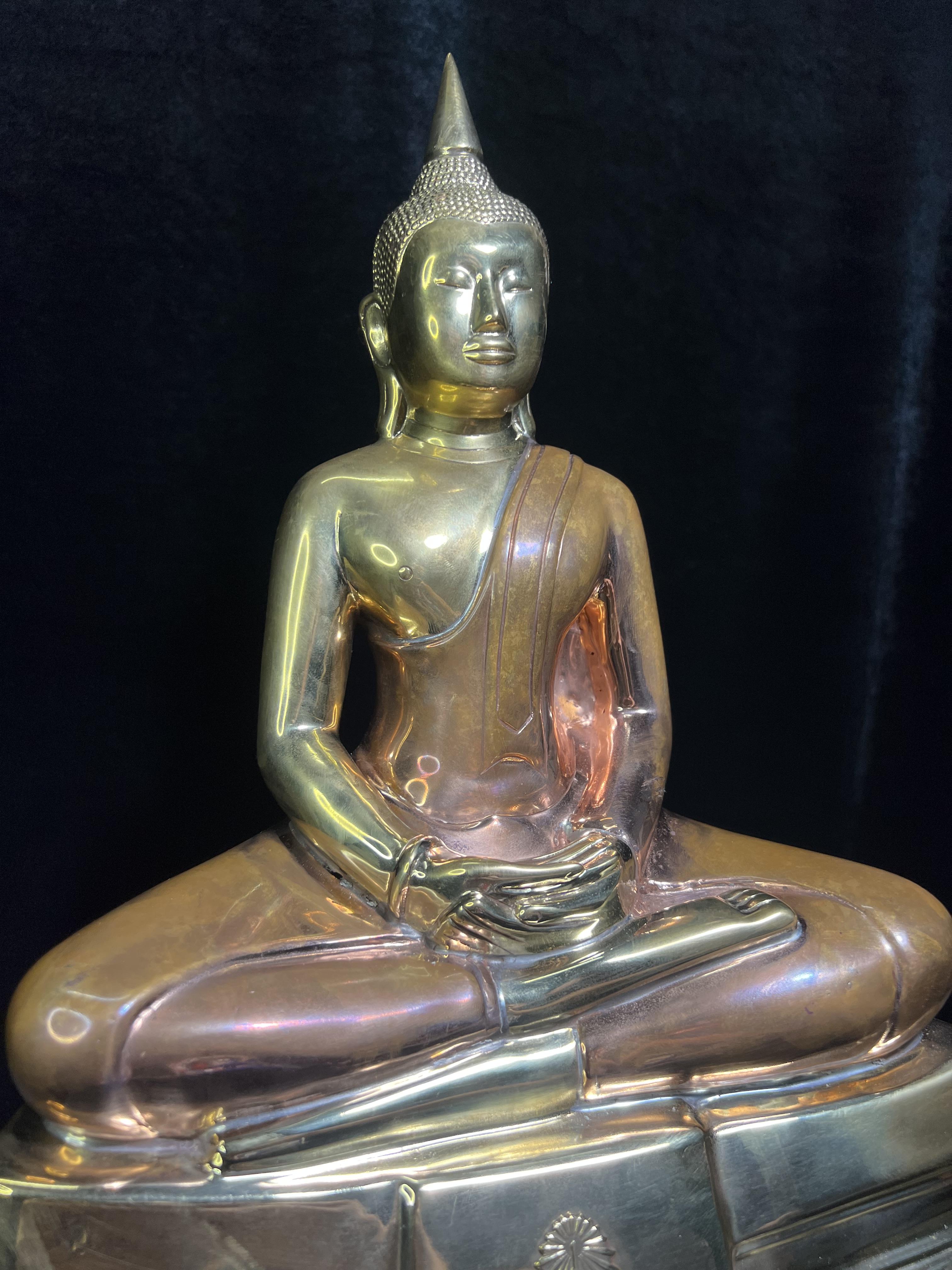 พระบูชาพระพุทธโสธร ภปร. รุ่นย้อนยุค ปี 2539 กาญจนาภิเษกครองราชสมบัติครบ 50ปี ในหลวงรัชกาลที่ 9 ขนาดหน้าตัก 9นิ้ว เนื้อสามกษัตริย์ หมายเลข๐๒๓๒๓(เลขสวย)อีกหนึ่งรุ่นยอดนิยม