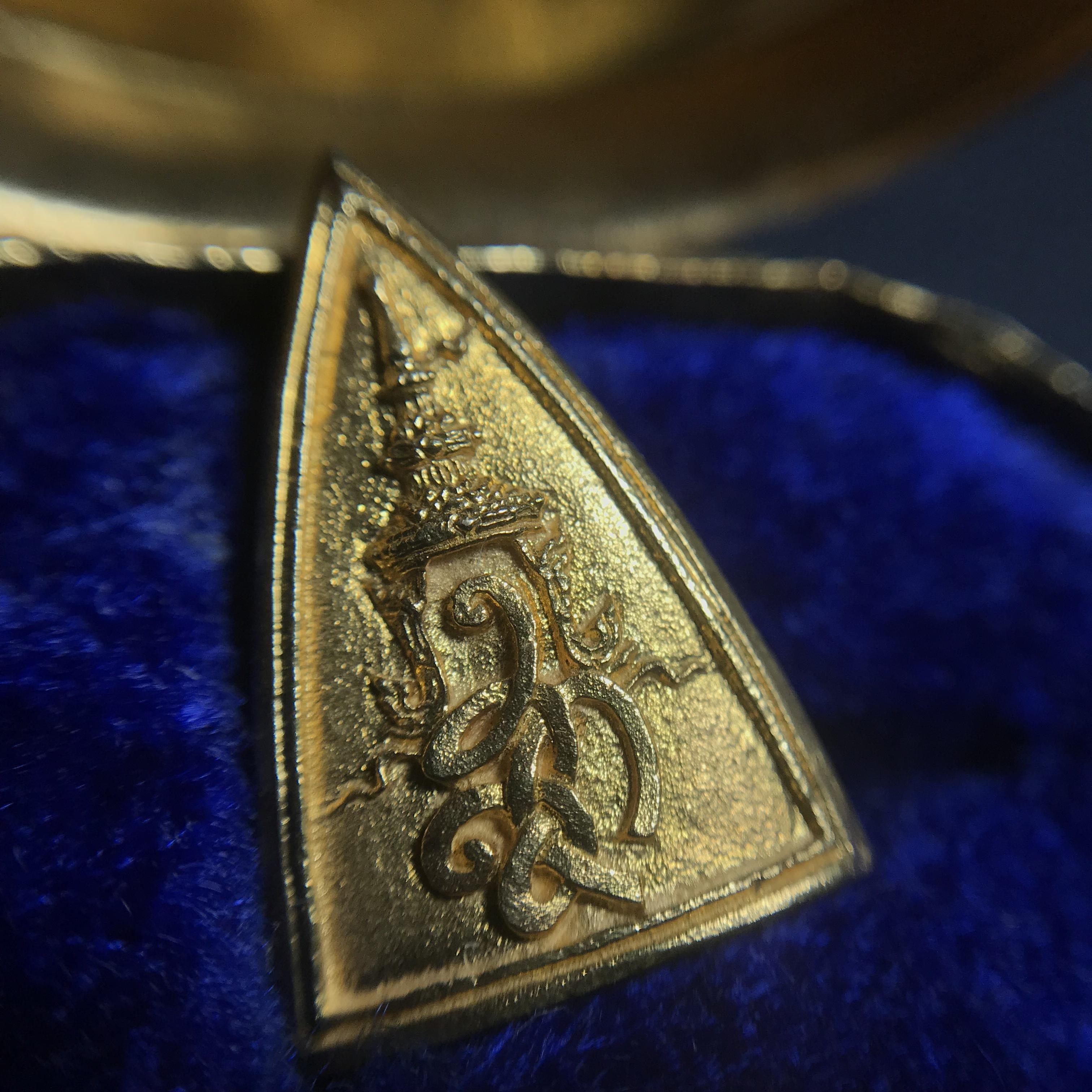 พระสมเด็จนางพญา ส.ก. ปี2535 เนื้อทองคำ พิมพ์เล็ก 5รอบพระราชินี หลวงปู่โต๊ะปลุกเสก(ในหลวงและพระราชินีเสด็จในพิธี) พร้อมกล่องบรรจุเดิม(นิยม)