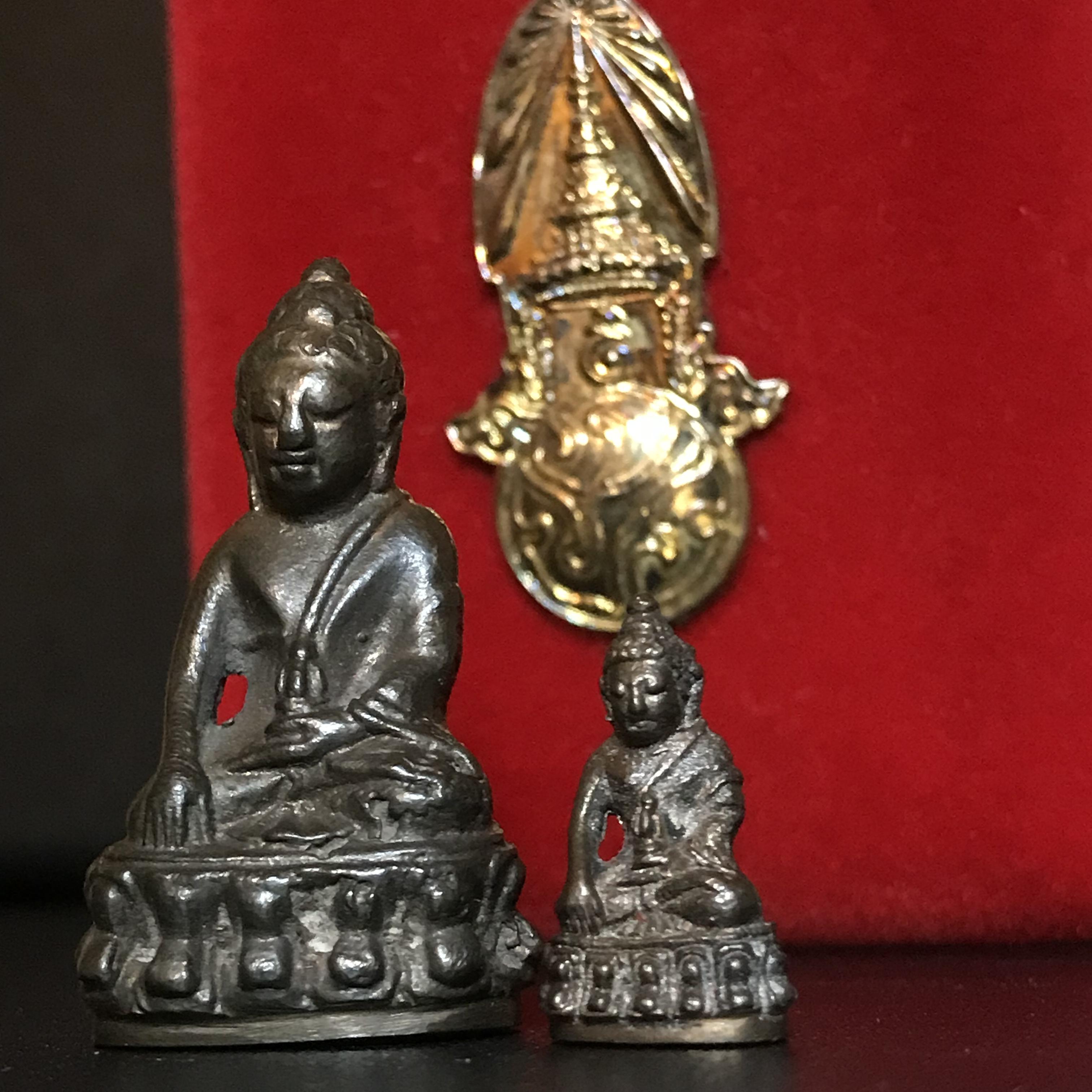 พระกริ่ง-พระชัยวัฒน์ ปวเรศ ปี2530 วัดบวรนิเวศราชวรวิหาร(ในหลวง ร.9 เสด็จเททอง)(บรรจุเส้นเกศาในหลวงรัชกาลที่9)