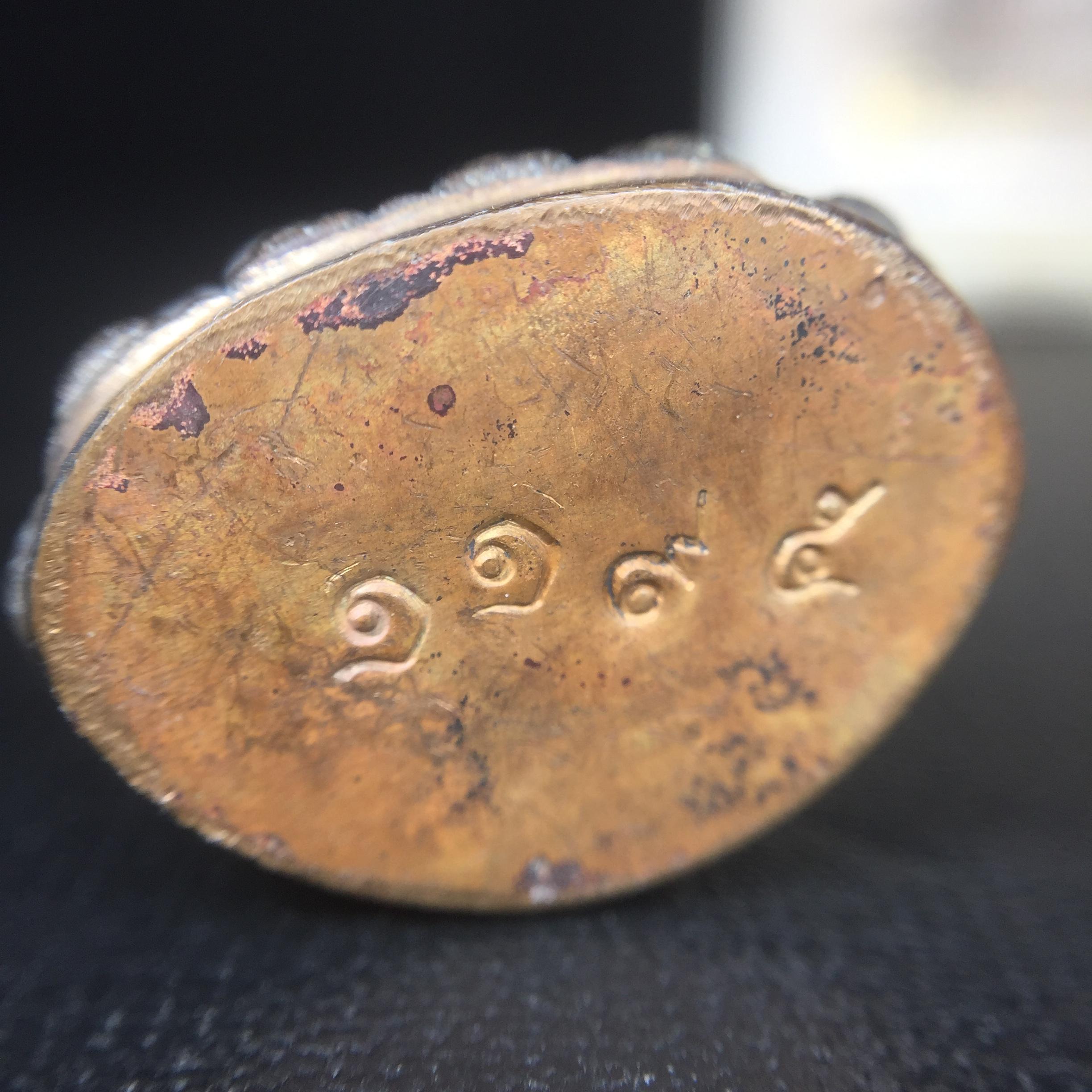 พระกริ่งชินบัญชรฉลองพระชันษา 100 ปี สมเด็จพระญาณสังวร วัดบวรนิเวศวิหาร ปี 2556 เนื้อนวโลหะผสมทองคำก้นทองแดง พิธีใหญ่ มวลสารเด่น นิยม(1 ใน 2556 องค์)