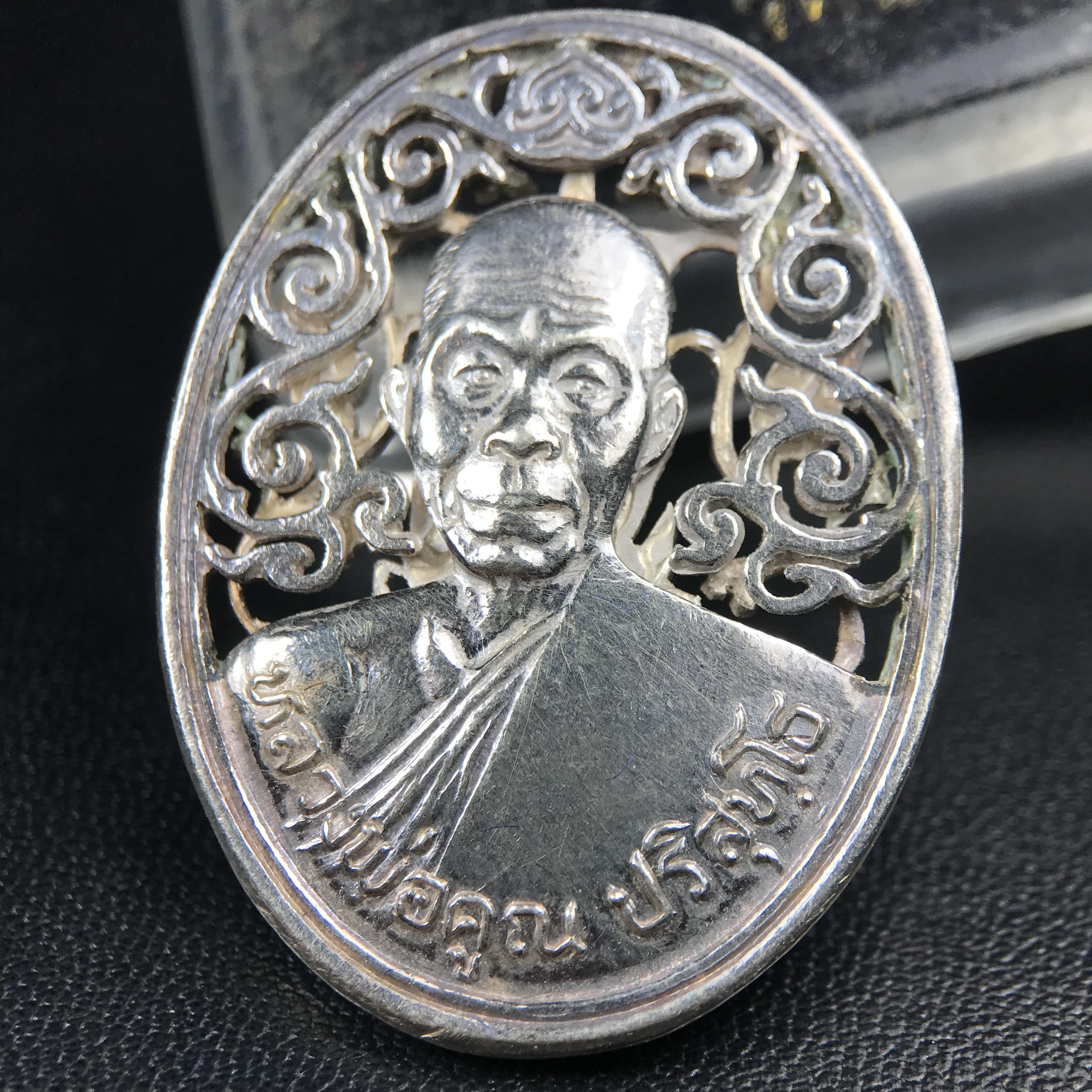 เหรียญหลวงพ่อคูณ ปริสุทโธ วัดบ้านไร่ รุ่น สก. ปี 2536 พิมพ์ลายฉลุ เนื้อเงิน(สวย งดงาม หายาก) งานมหามงคลเฉลิมพระชนมพรรษา 5 รอบ สมเด็จพระบรมราชินีนาถ จัดสร้างโดย กองพลทหารราบที่๒ ทหารเสือราชินี รักษาพระองค์ (พิธีใหญ่ ประวัติชัดเจน อีกหนึ่งรุ่นยอดนิยม)