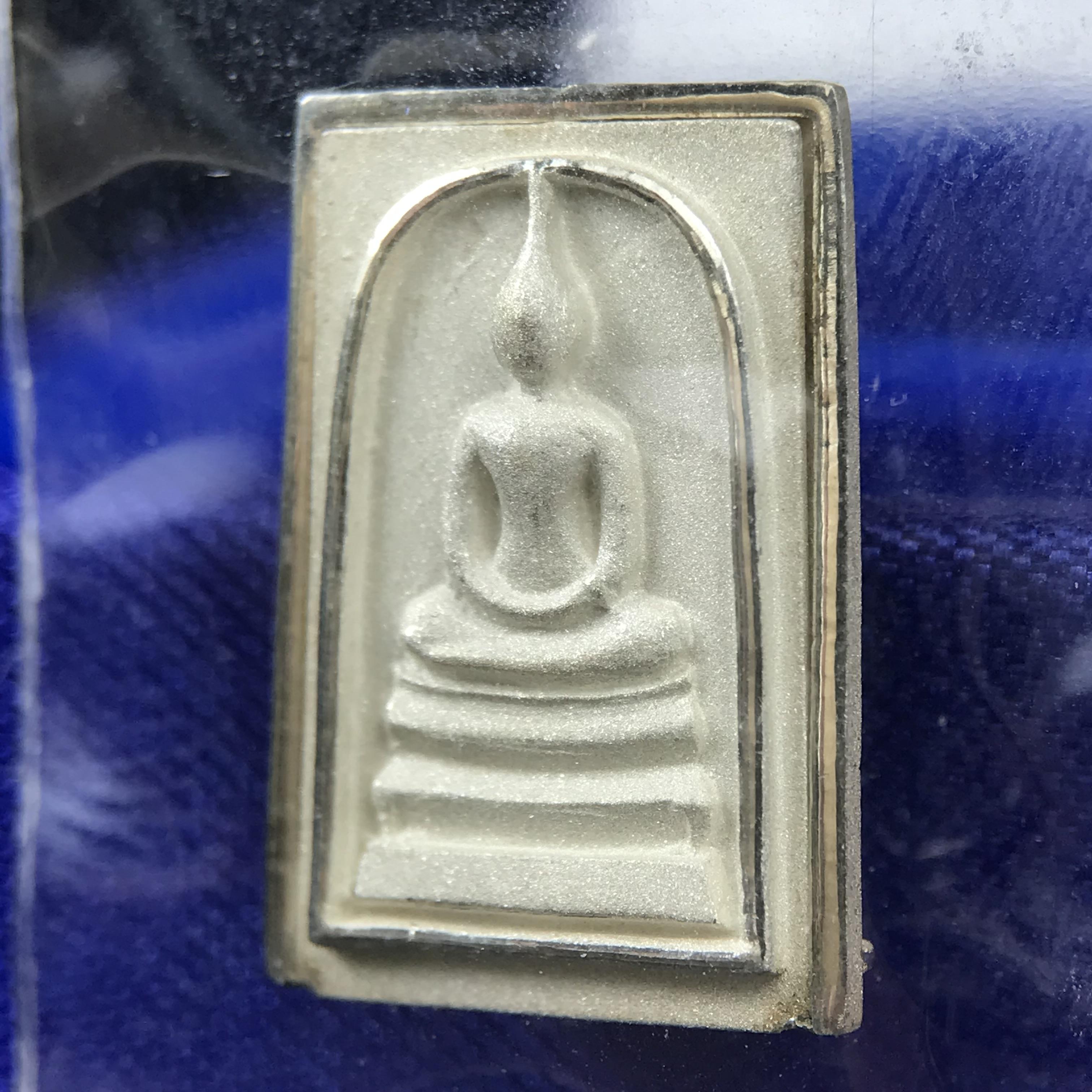 สมเด็จพุฒาจารย์ (โต พรหมรังสี) อนุสรณ์ 128 ปี สมเด็จพระญาณสังวร สมเด็จพระสังฆราช ทรงเมตตาอธิฐานจิต ปี 2543 มหาพุทธาภิเษก 3วาระ เหรียญรูปเหมือนสมเด็จพุฒาจารย์โตด้านหลังพระสมเด็จ เนื้อเงิน พิมพ์เล็ก(พิมพ์คะแนน) ขนาด 1.2 x 1.7 ซม. ทรงคุณค่าทั้งด้านความงานด้า