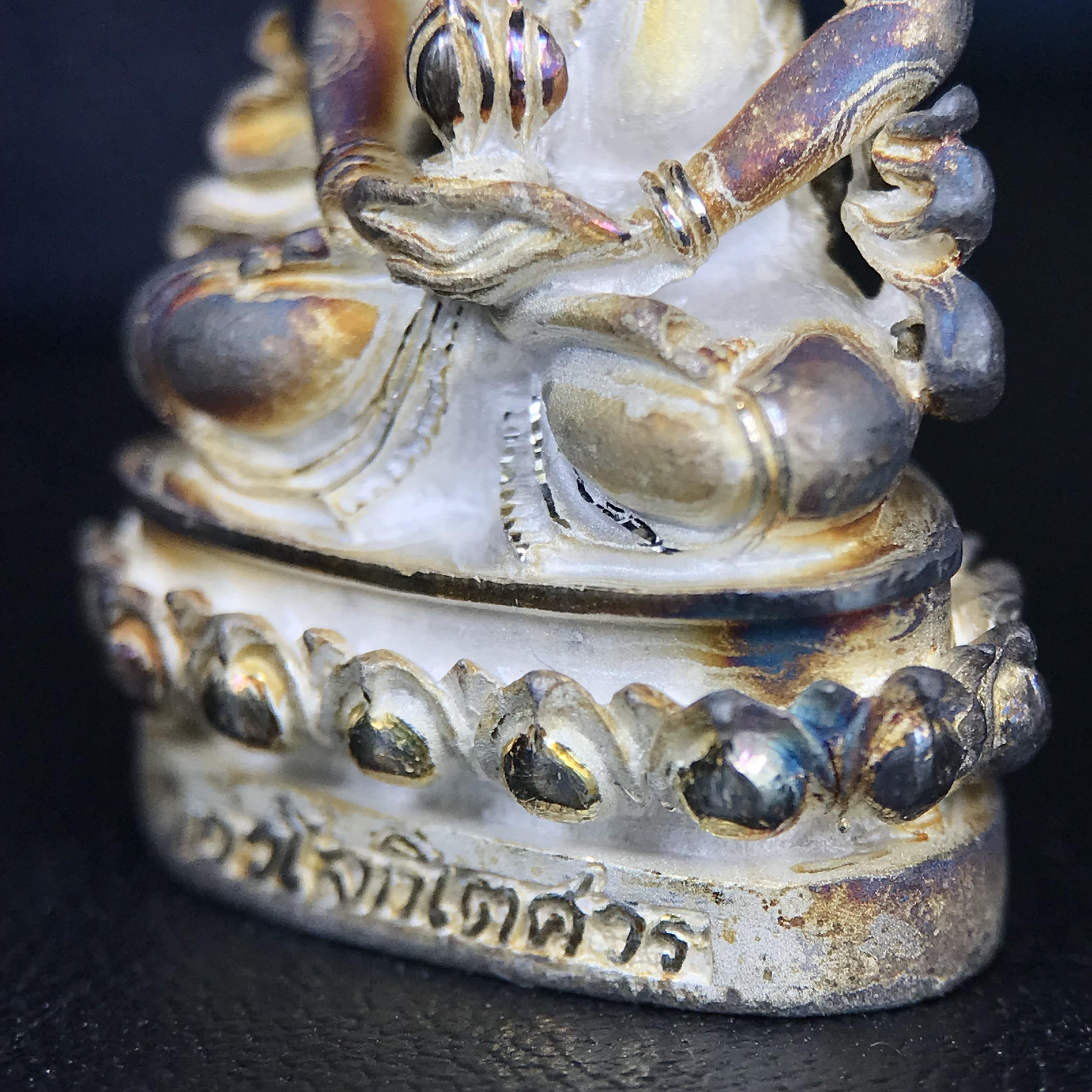 พระกริ่งอวโลกิเตศวร ( เจ้าแม่กวนอิม ) วัดโพธิ์แมนคุณาราม รุ่นอุดมโภคทรัพย์ พ.ศ.2539 เนื้อเงินพ่นทราย(ผิวเดิม ขึ้นสีรุ้งธรรมชาติ แบบนิยม เสน่ห์ของพระเนื้อเงิน) (พร้อมกล่องบรรจุการ์ดใบรับรองเดิมครบ)(อีกหนึ่งรุ่นยอดนิยม พุทธศิลป์สวยงดงาม)หายาก 1 ใน 5000 องค์