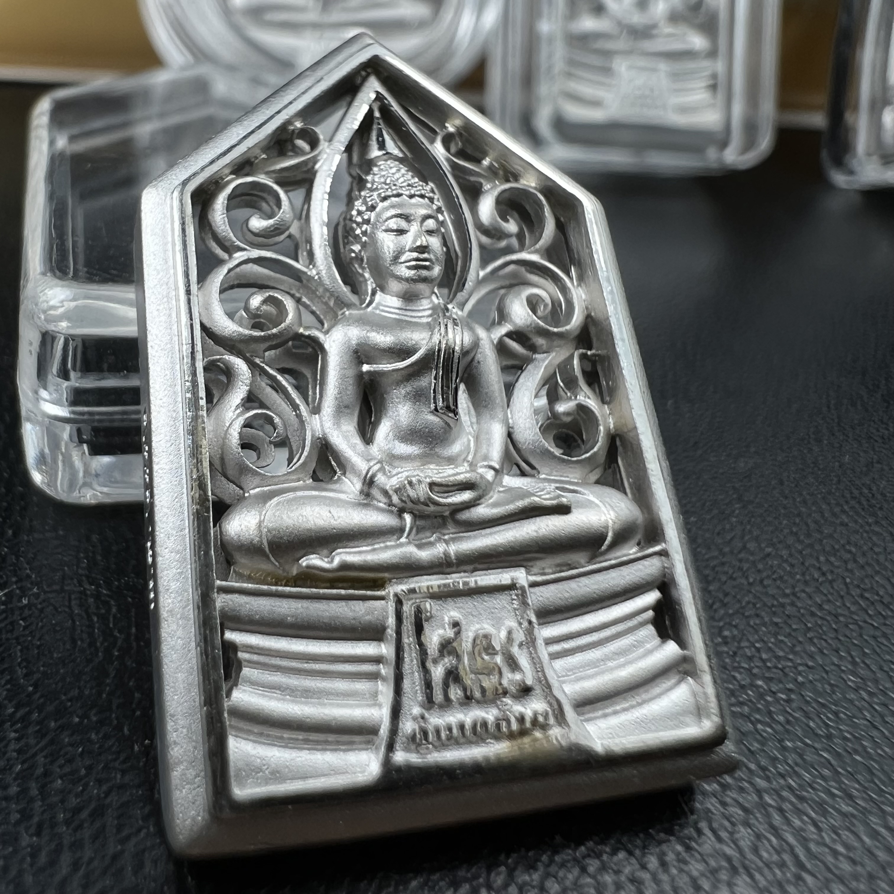 พระพุทธโสธร คุ้มเกล้าฯ ภปร.(ใต้ร่มพระบารมี คุ้มเกล้า) 60ปี รพ.ภูมิพลฯ พ.ศ.2552 เหรียญเนื้อเงิน ชุบทองคำขาว(พิมพ์ รูปอาร์ม+รูปใบมะขาม+รูปห้าเหลี่ยม+รูปสามเหลี่ยม)(1ชุด 4 พิมพ์ ครบทุกแบบที่จัดสร้าง)1 ใน 3000 เหรียญ ครบชุดหายาก