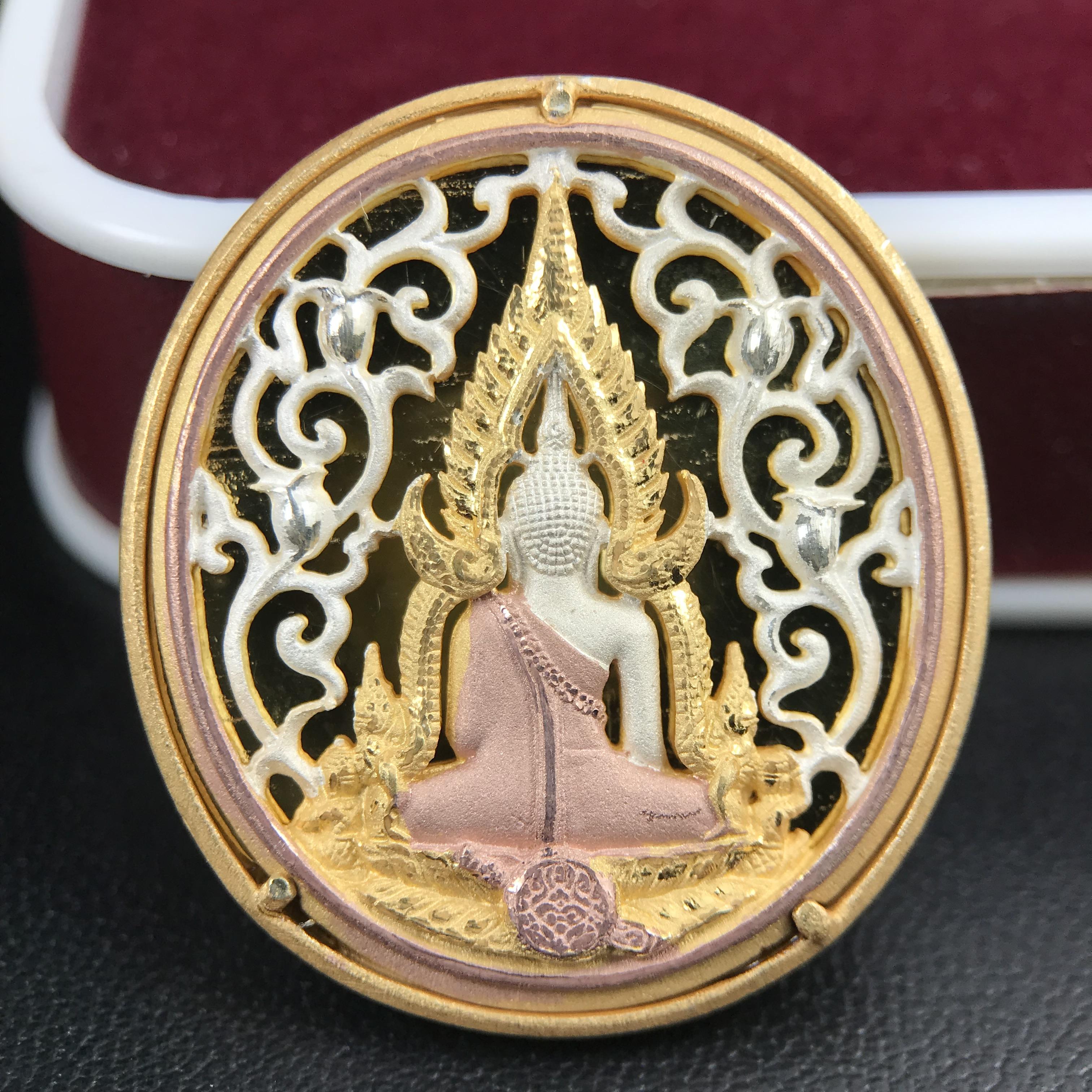 พระพุทธชินราช รุ่น ประวัติศาสตร์ มูลนิธิเพื่อตำรวจไทยจัดสร้าง ปี 2562 เนื้อเงินชุบสามกษัตริย์ขัดเงา พิมพ์เหรียญรูปไข่ฉลุลายไทย พิมพ์ใหญ่ พระพุทธชินราช แบบจิวเวอร์รี่(ขนาดสูง 2.9 ซม.)(สภาพสวยซีนซองเดิม กล่องบรรจุเดิมครบสมบูรณ์)(เลขเรียงสวย องค์หมายเลข 123)