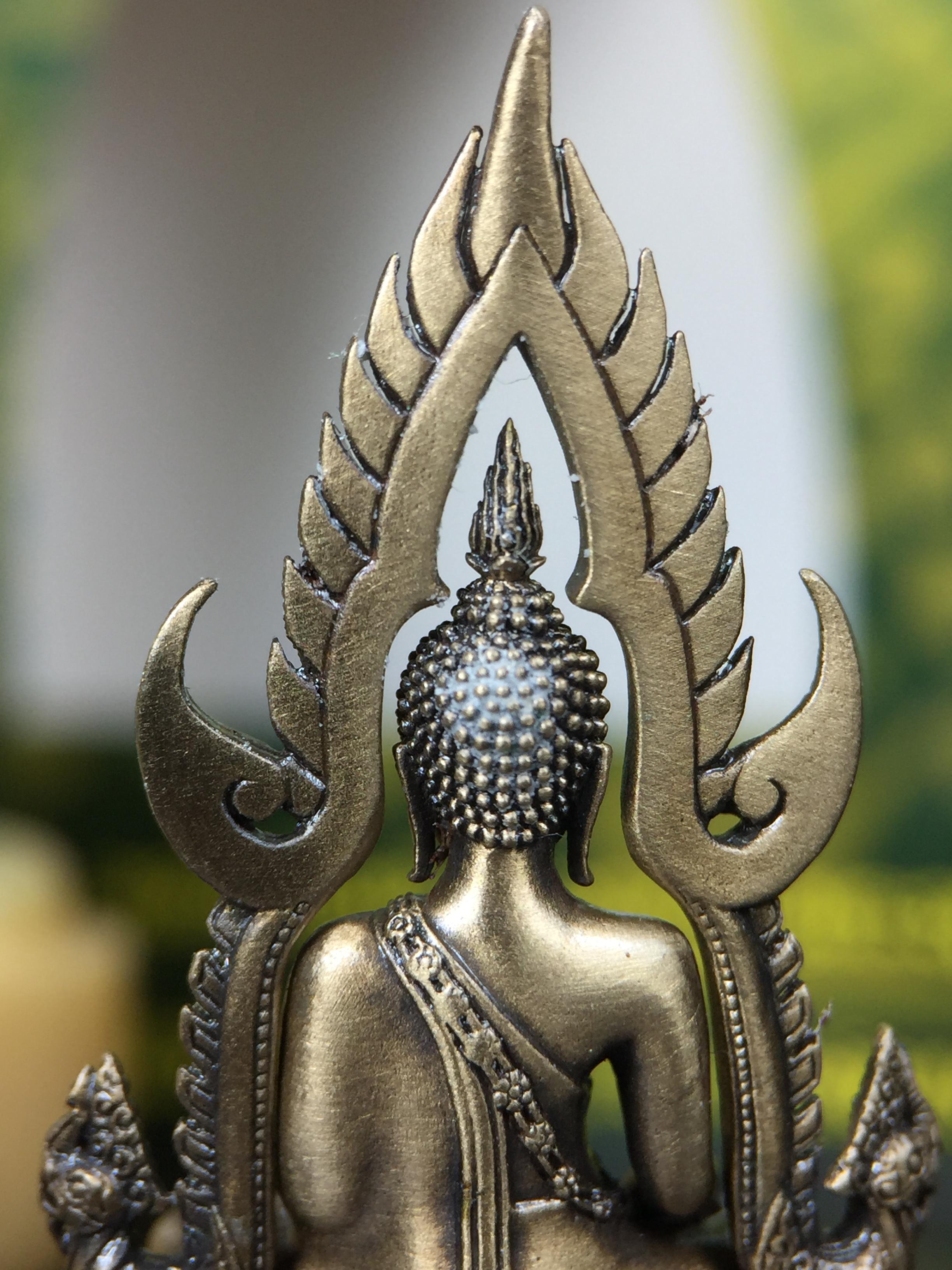 พระพุทธชินราช(จำลอง) ภปร. 84 พรรษา ปี 2554 เนื้อบรอนซ์รมดำซาติน พิมพ์กลางขนาดหน้าตัก 1/2 นิ้ว(พระราชทานมวลสาร จิตรลดาและเส้นพระเจ้า(เส้นผม)รัชกาลที่9)พุทธศิลป์ทรงคุณค่าอีกหนึ่งรุ่นยอดนิยม