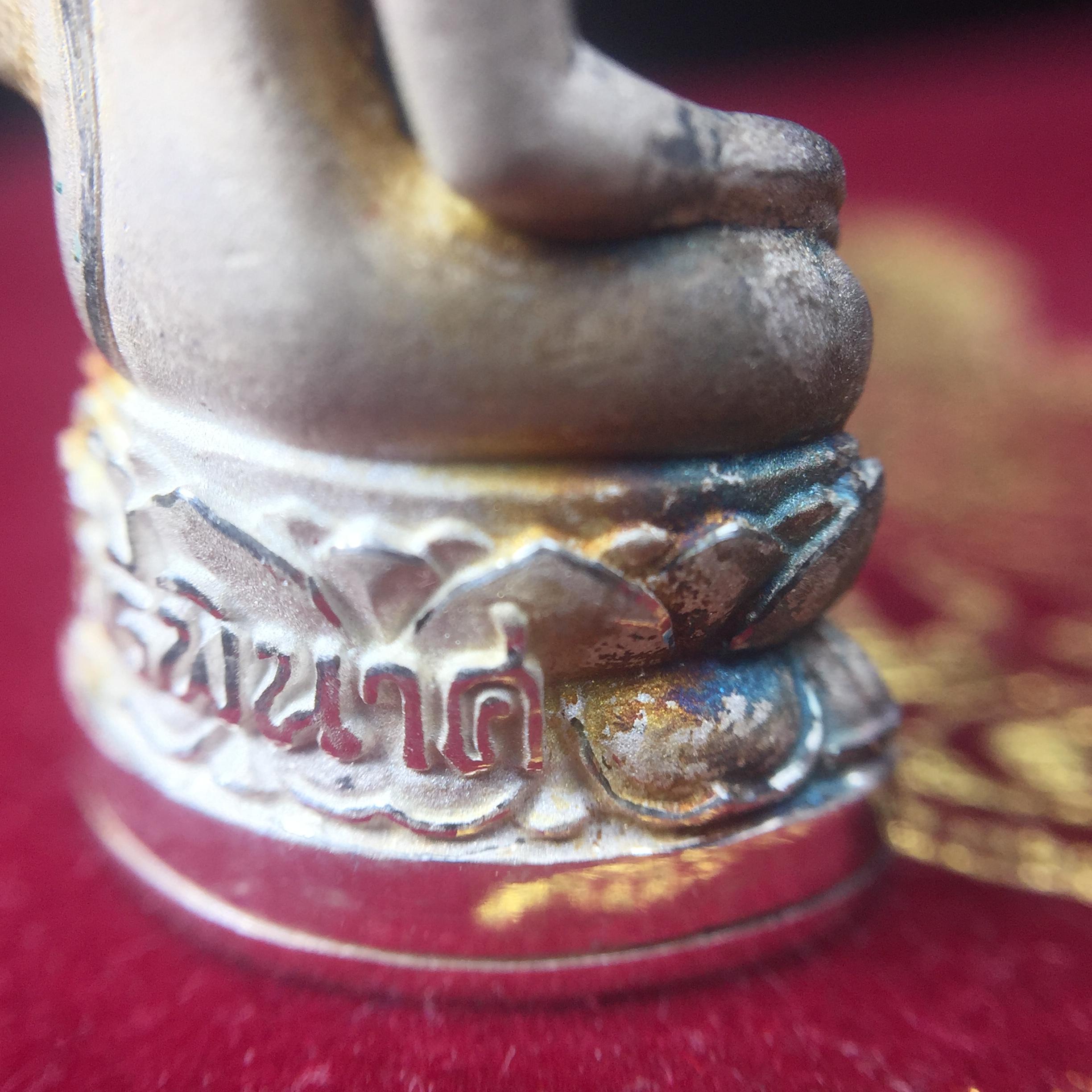 พระกริ่งไพรีพินาศ ตรากาญจนาภิเษก วัดบวรนิเวศวิหาร ที่ระลึกในหลวงรัชกาลที่9 ครองสิริราชสมบัติครบ 50 ปี เนื้อเงิน(สภาพผิวเดิม ขึ้นสีรุ้งธรรมชาติ สวยแบบนิยม)พร้อมกล่องบรรจุเดิม หมายเลข 5493