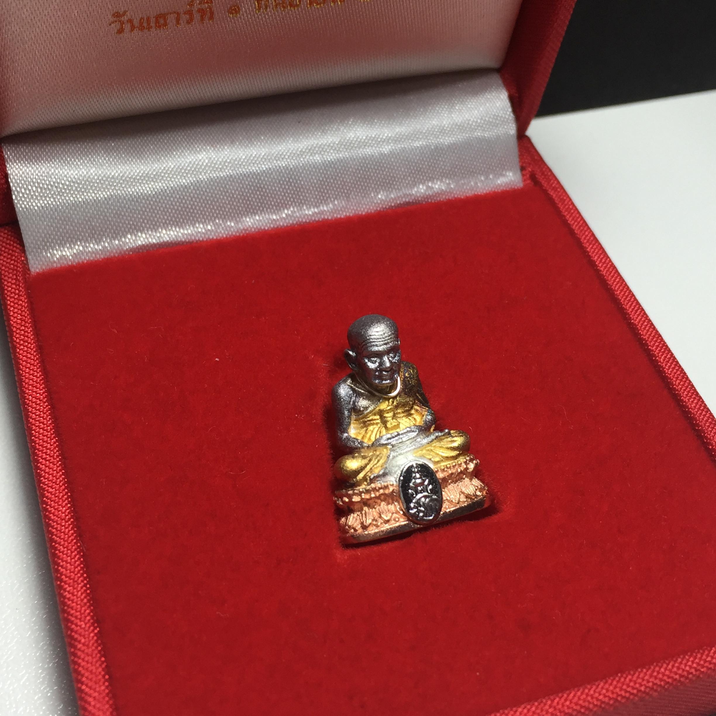 สมเด็จหลวงปู่ทวด รุ่น เฉลิมพระเกียรติ ตราสัญลักษณ์ มวก. วัดช้างให้ เนื้อเงิน-สามกษัตริย์