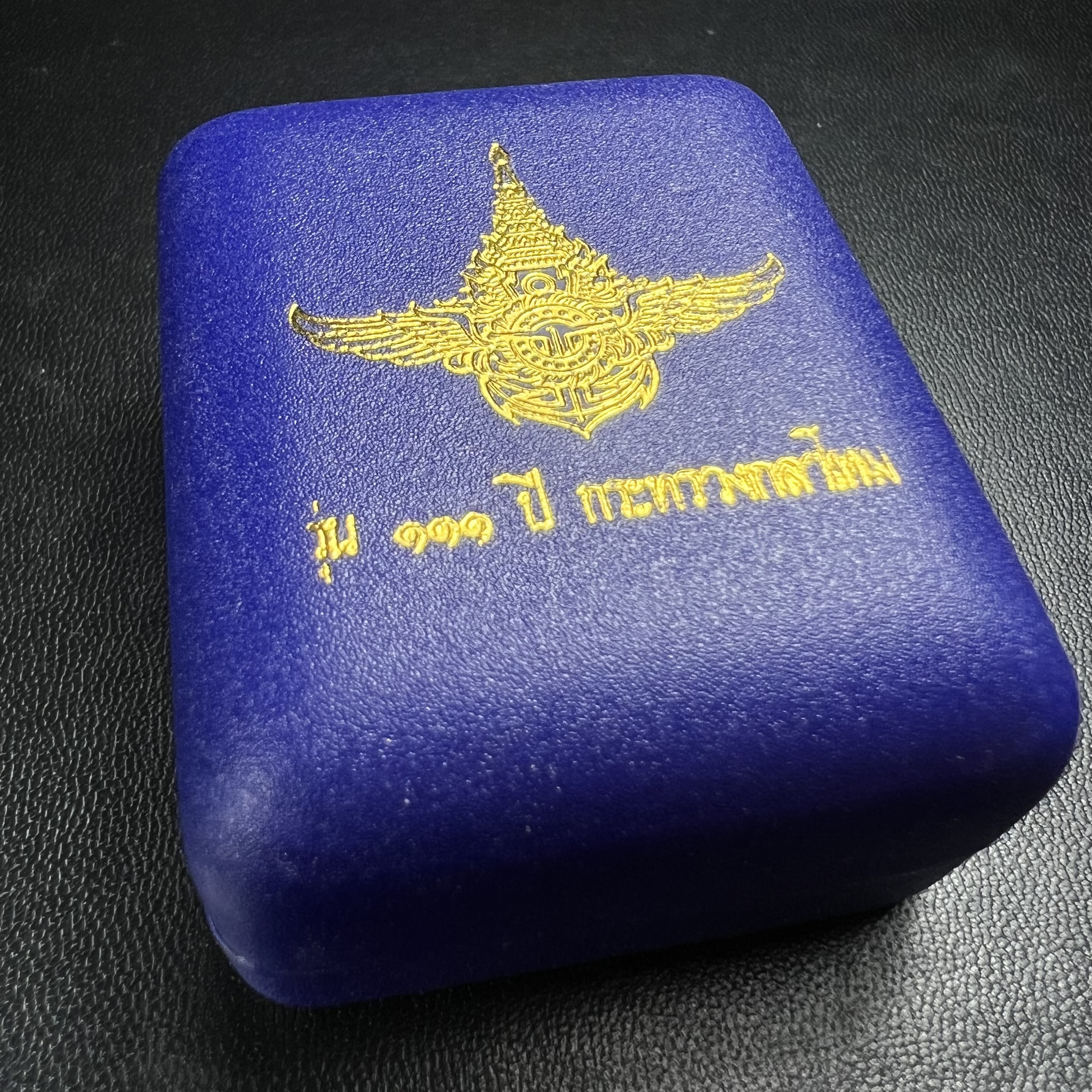 รูปเหมือนหล่อลอยองค์หลวงปู่ทวด รุ่น 111ปี กระทรวงกลาโหม เนื้อนวโลหะรมดำ-ปัดเงา ปี2540 พิธีใหญ่ เข้มขลัง นิยม พร้อมกล่องบรรจุเดิม(คัดสภาพสวยผิวเทพๆผิวรุ้งๆ)ทั้งพิธีทั้งพุทธศิลป์ทรงคุณค่าอีกหนึ่งรุ่นยอดนิยม