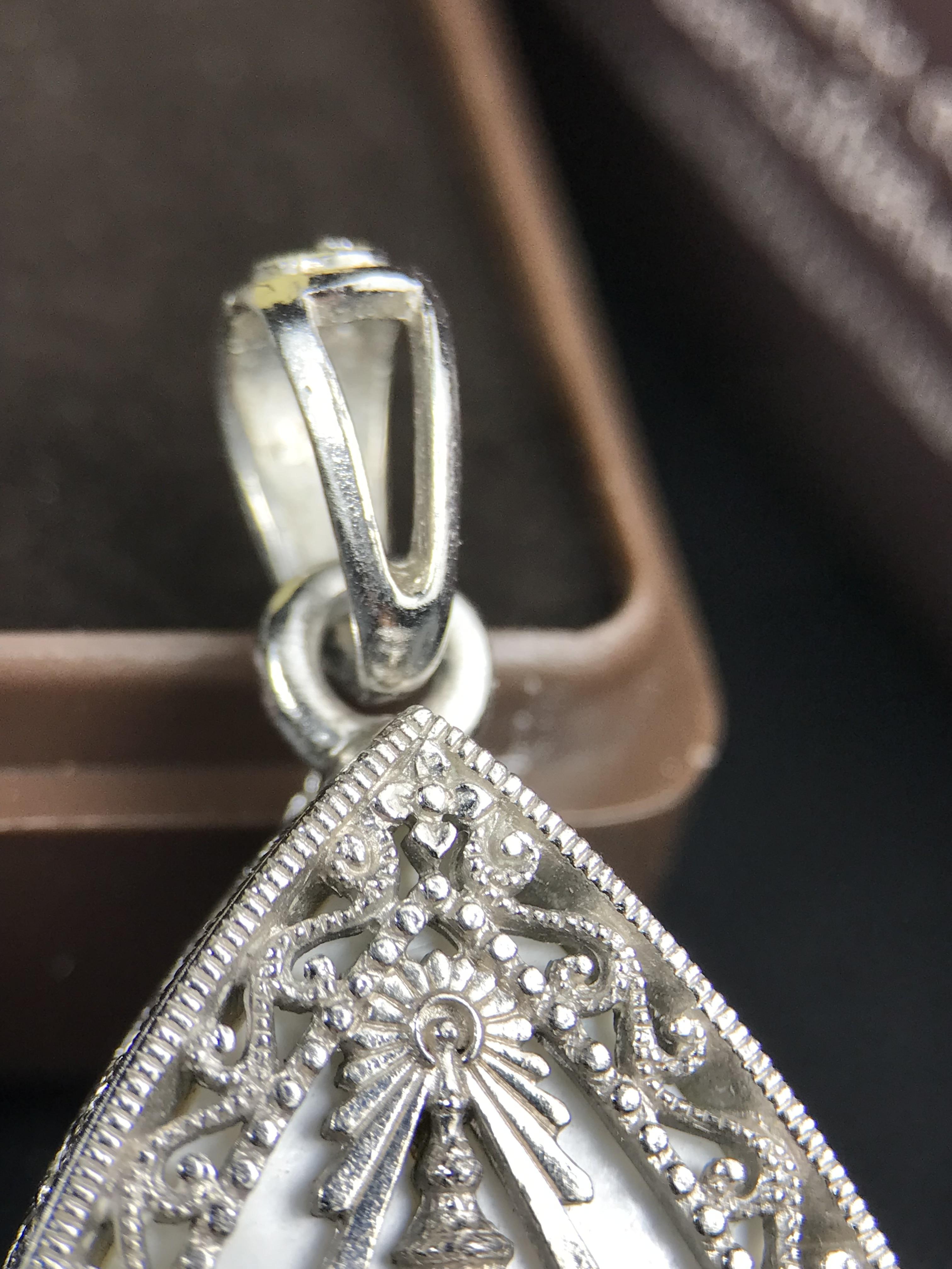 พระพุทธชินราช ภปร. โครงการ "เพราะแผ่นดินนี้ คือ แผ่นดินเกิด" ปี 2548(รุ่นแรก) เหรียญทรงใบโพธิ์ ขนาด 21 x 29 มม. เนื้อเงินสามกษัตริย์ องค์พระชุบสามกษัตริย์ ล้อมด้วยกรอบเงินชุบทองคำขาวสลักเสลาเป็นลวดลายละเอียดอ่อน ส่วนพื้นองค์พระเป็นเปลือกหอยมุข